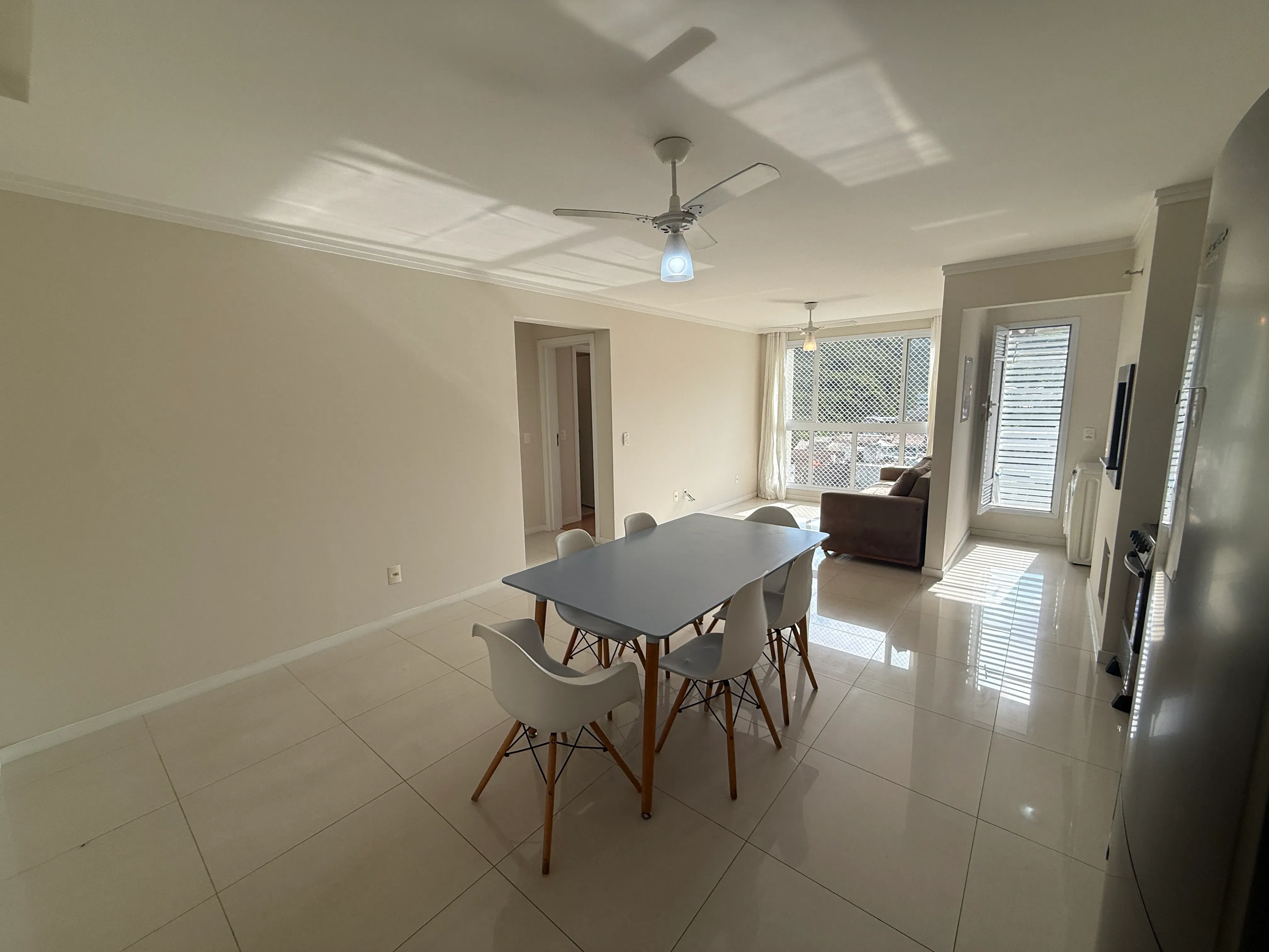 Apartamento com 2 dormitórios sendo 1 suíte e 1 vaga de garagem em Balneário Camboriú/SC
