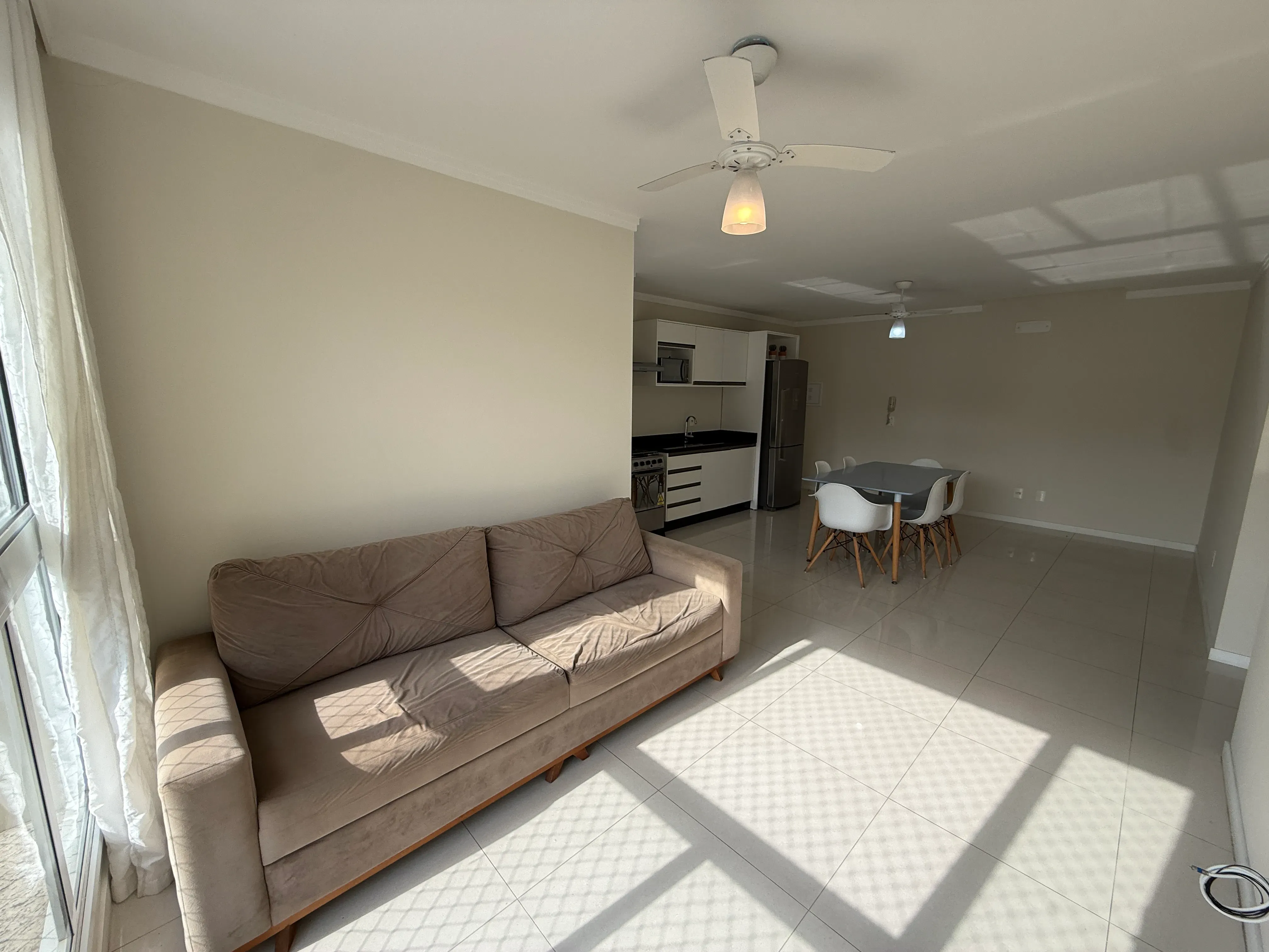 Apartamento com 2 dormitórios sendo 1 suíte e 1 vaga de garagem em Balneário Camboriú/SC