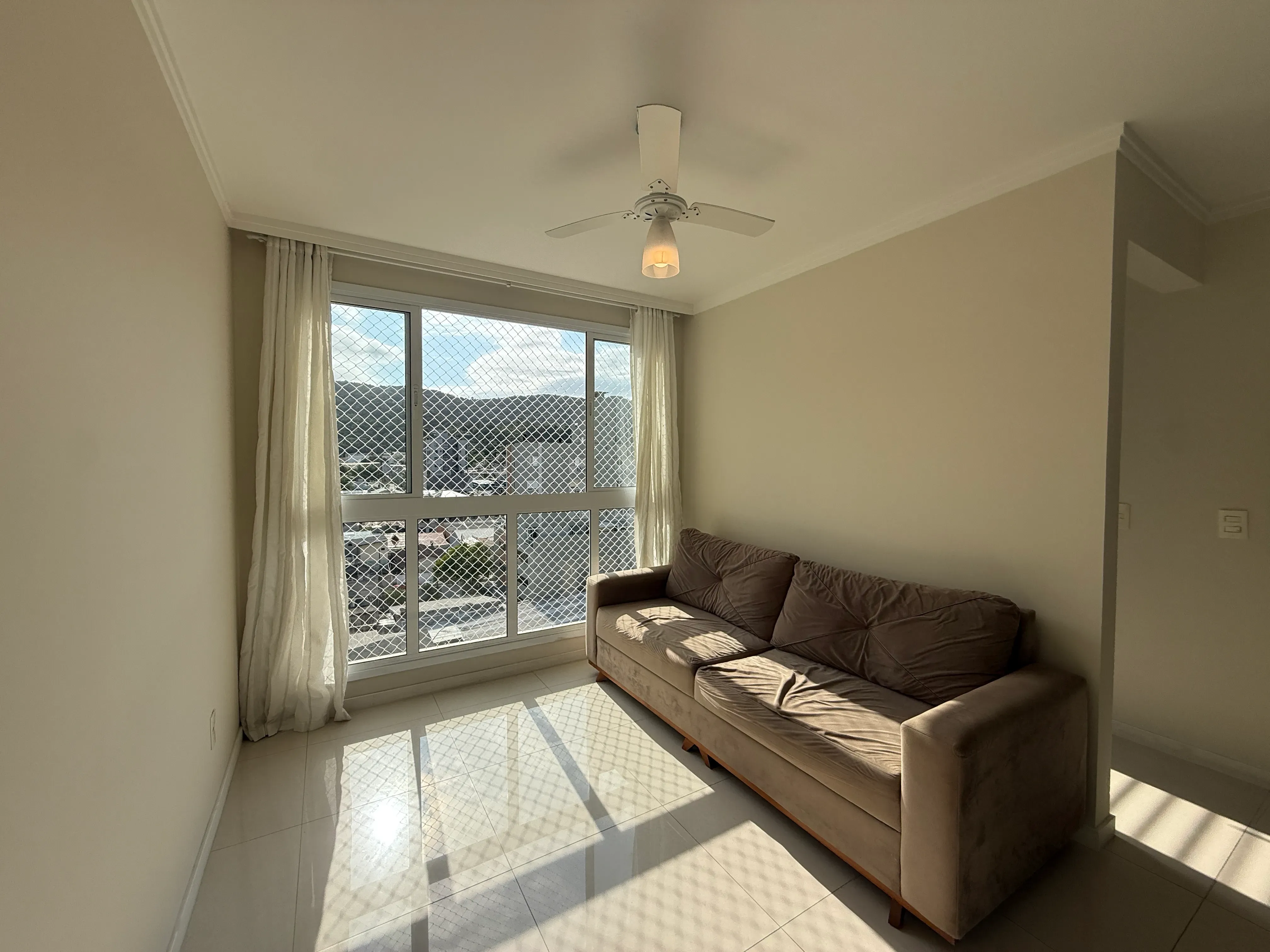 Apartamento com 2 dormitórios sendo 1 suíte e 1 vaga de garagem em Balneário Camboriú/SC