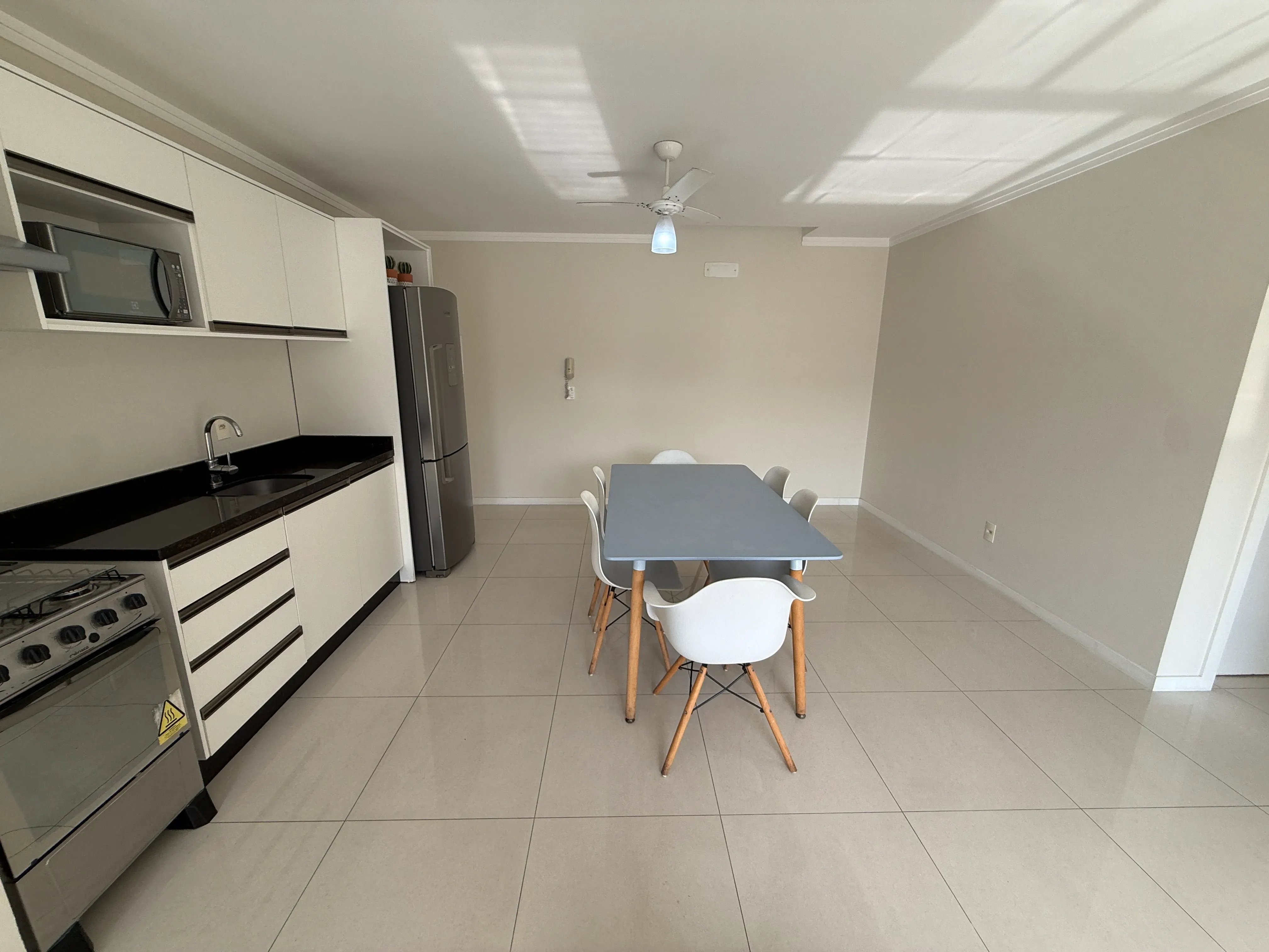Apartamento com 2 dormitórios sendo 1 suíte e 1 vaga de garagem em Balneário Camboriú/SC