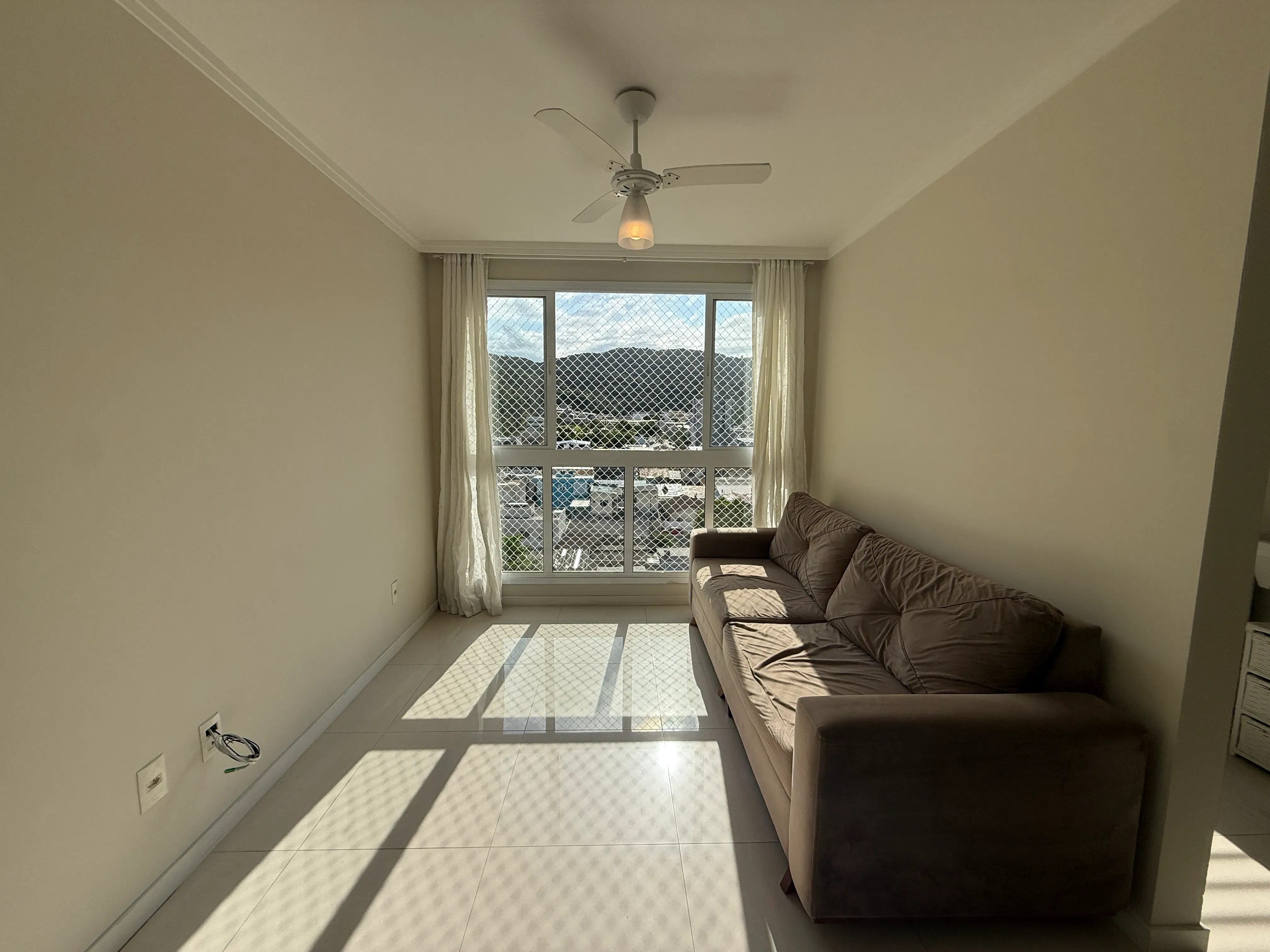 Apartamento com 2 dormitórios sendo 1 suíte e 1 vaga de garagem em Balneário Camboriú/SC