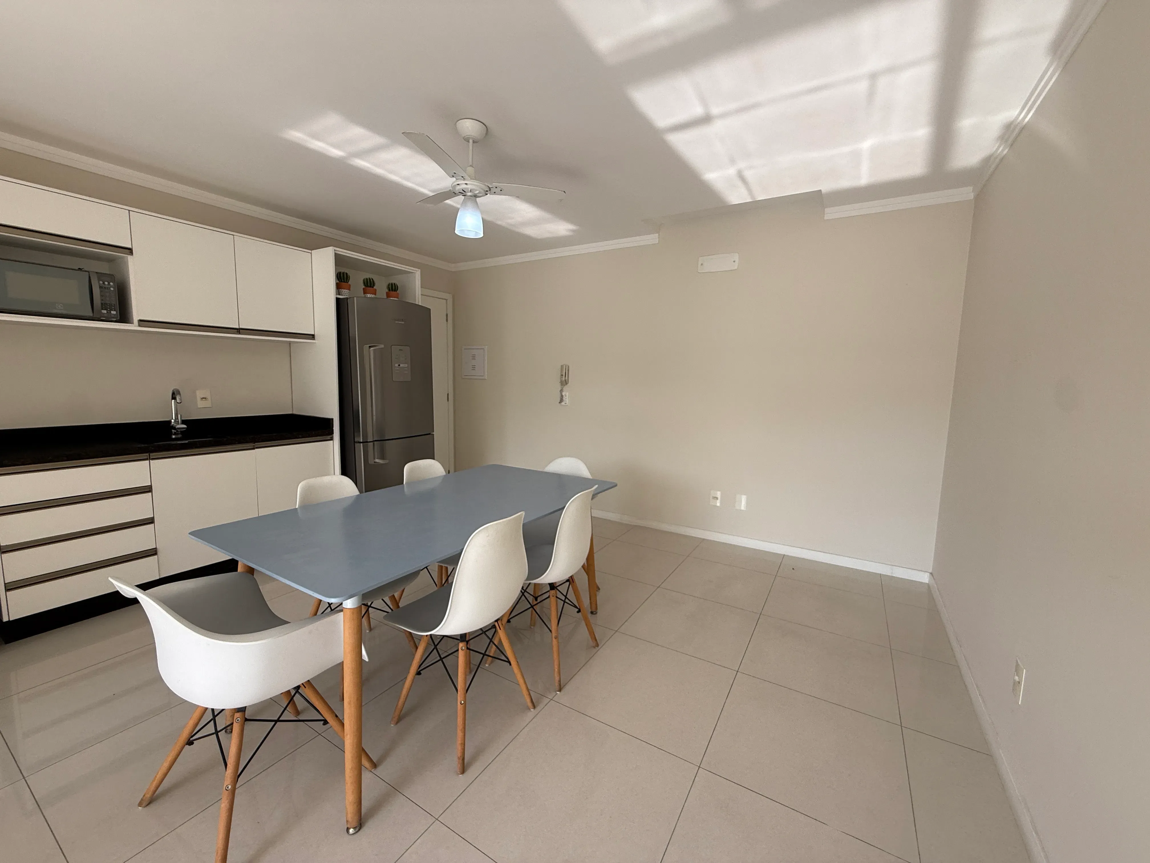 Apartamento com 2 dormitórios sendo 1 suíte e 1 vaga de garagem em Balneário Camboriú/SC