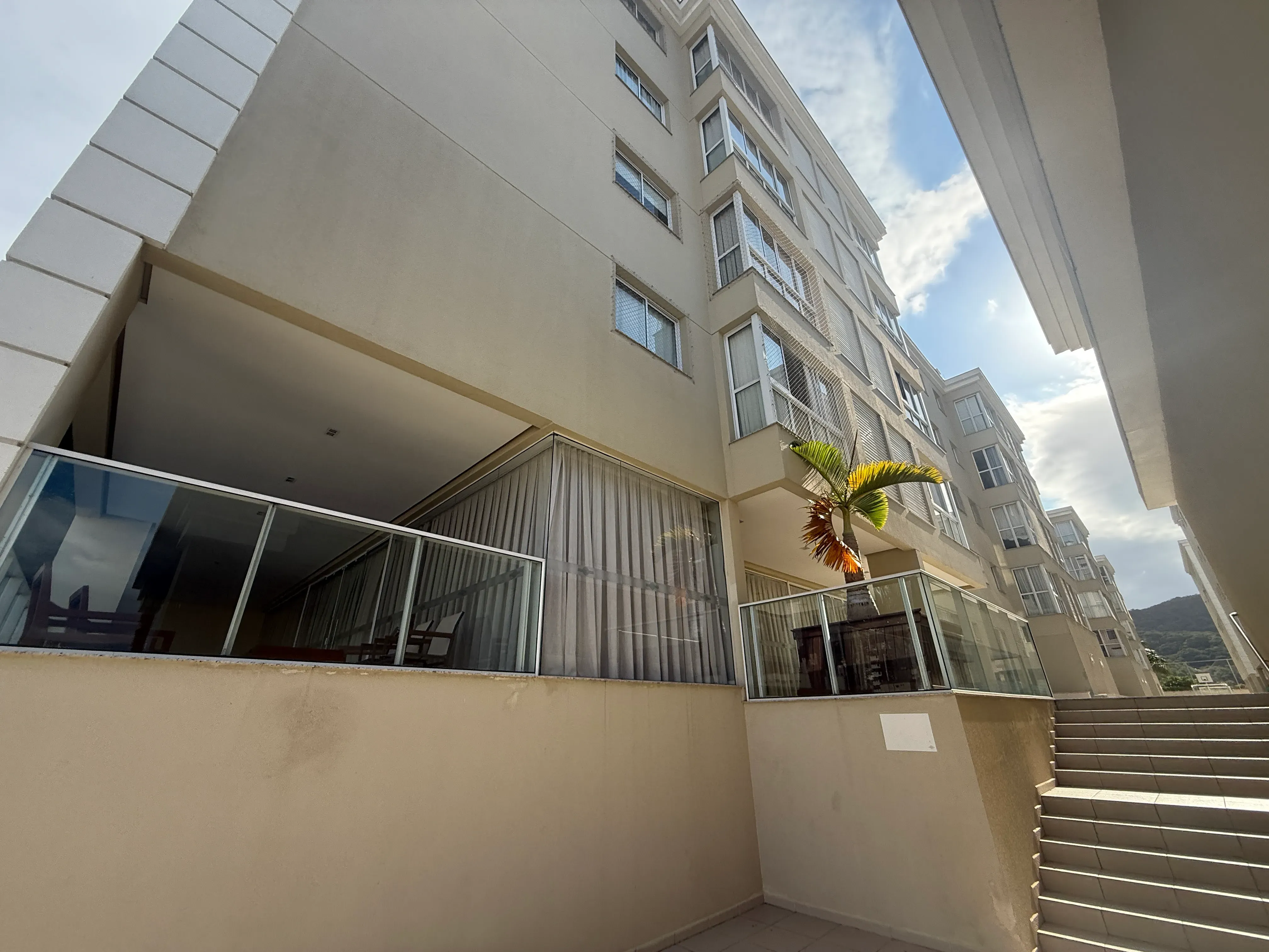 Apartamento com 2 dormitórios sendo 1 suíte e 1 vaga de garagem em Balneário Camboriú/SC
