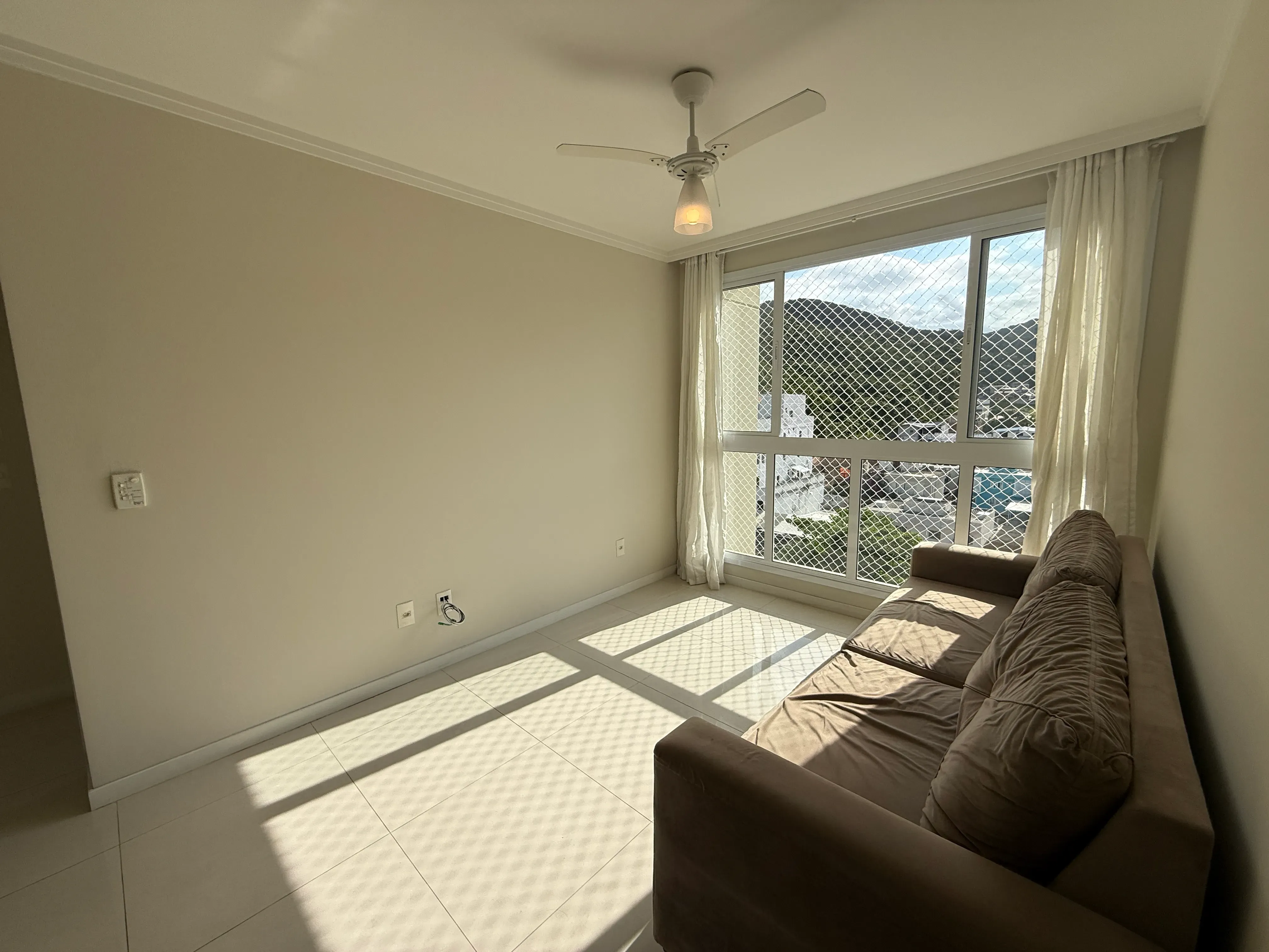 Apartamento com 2 dormitórios sendo 1 suíte e 1 vaga de garagem em Balneário Camboriú/SC