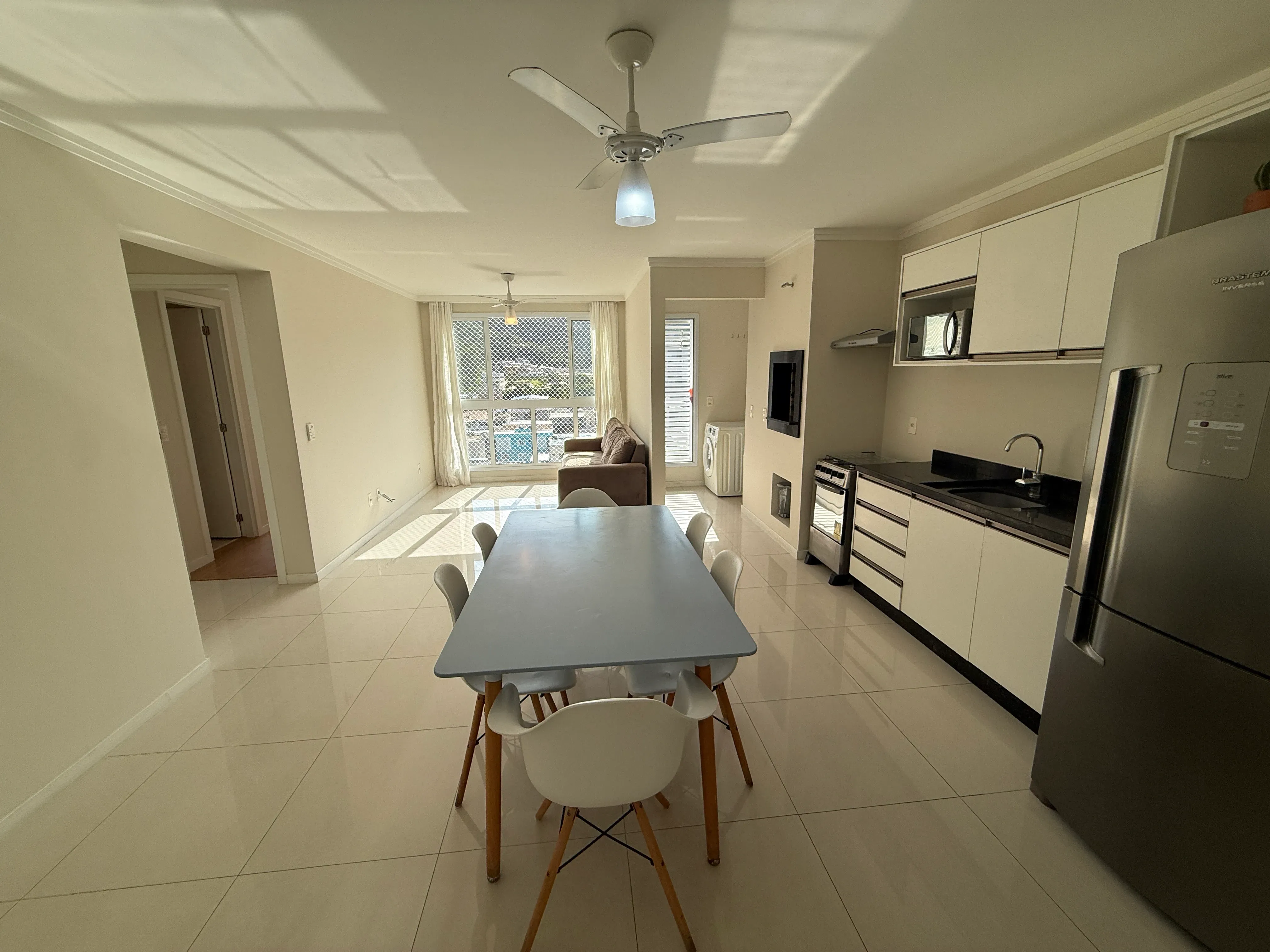 Apartamento com 2 dormitórios sendo 1 suíte e 1 vaga de garagem em Balneário Camboriú/SC