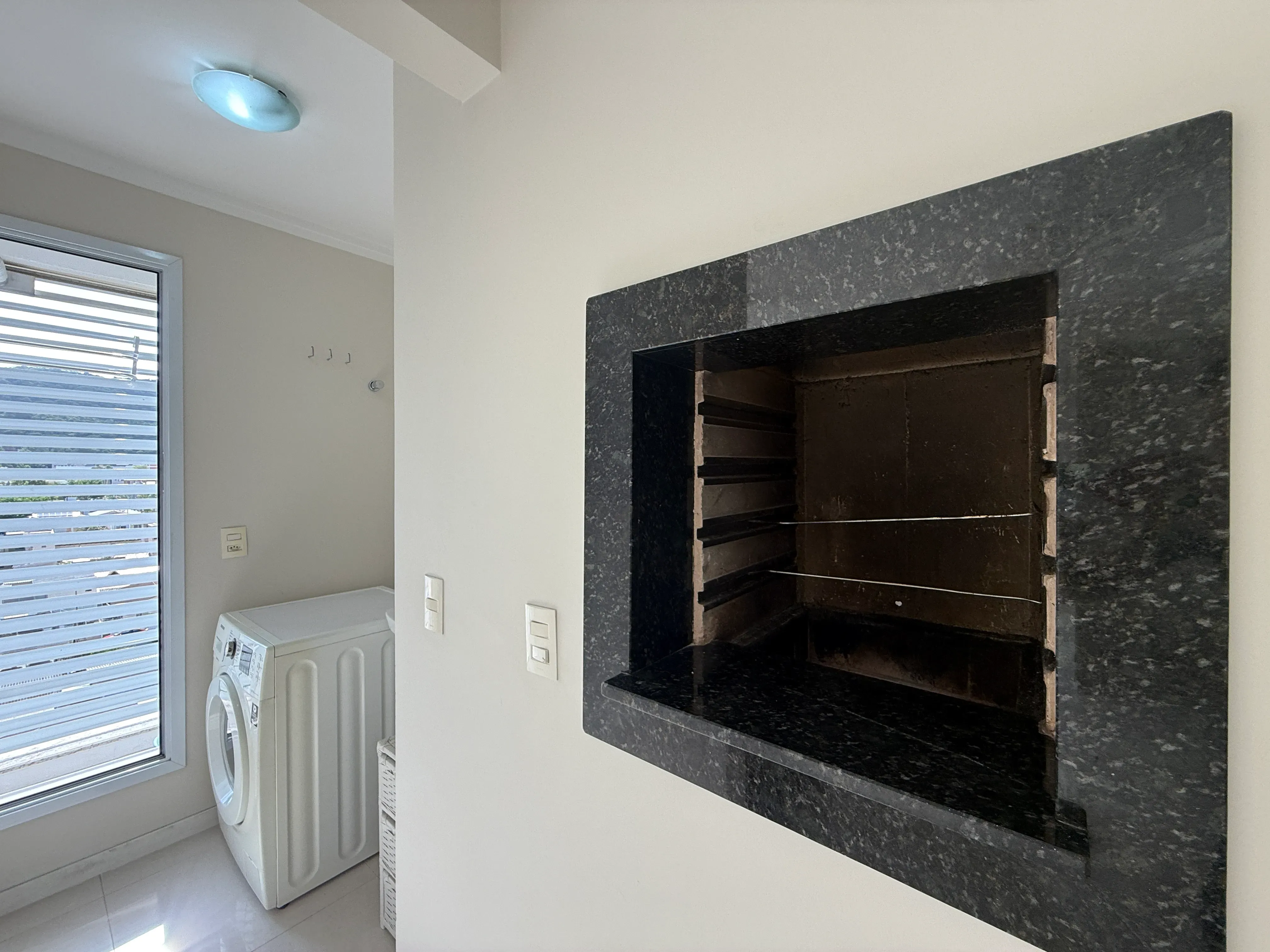 Apartamento com 2 dormitórios sendo 1 suíte e 1 vaga de garagem em Balneário Camboriú/SC