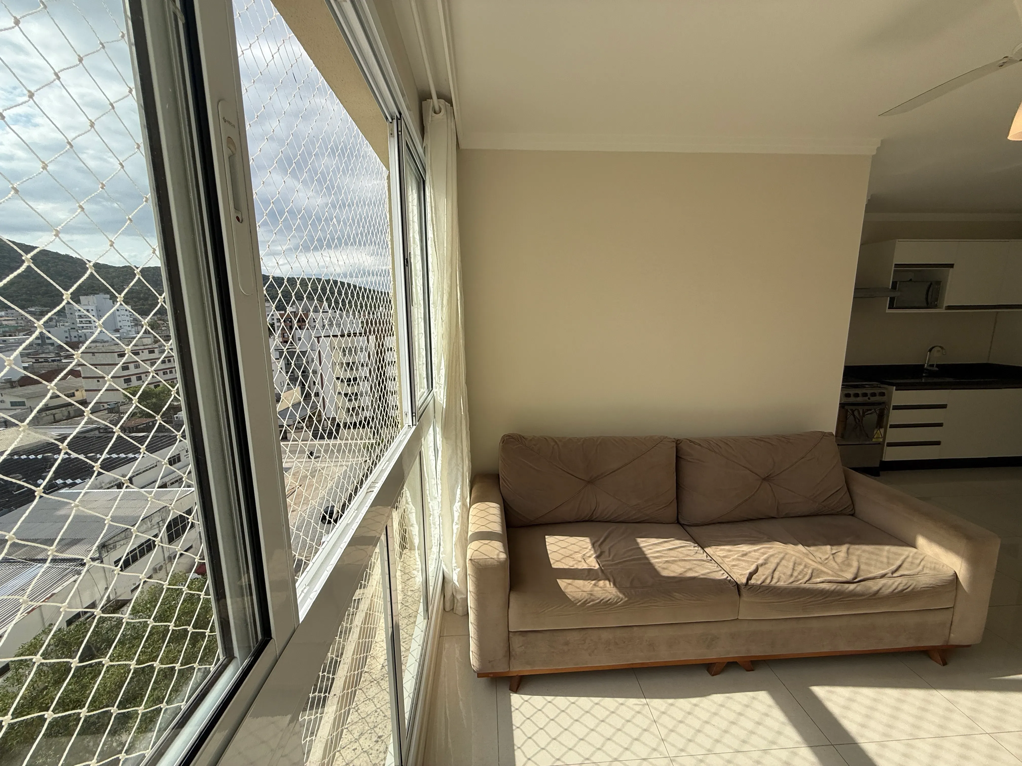 Apartamento com 2 dormitórios sendo 1 suíte e 1 vaga de garagem em Balneário Camboriú/SC