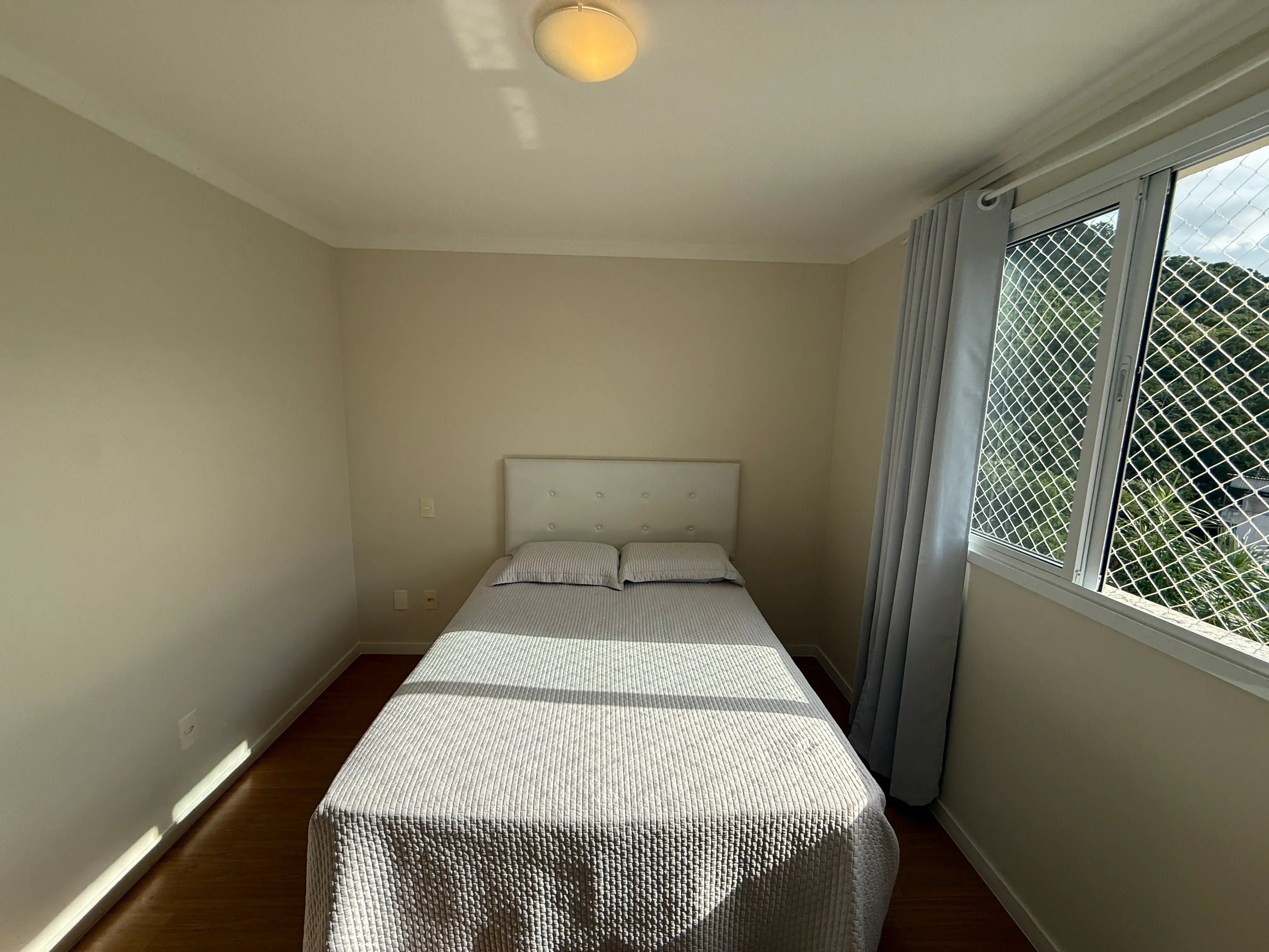 Apartamento com 2 dormitórios sendo 1 suíte e 1 vaga de garagem em Balneário Camboriú/SC