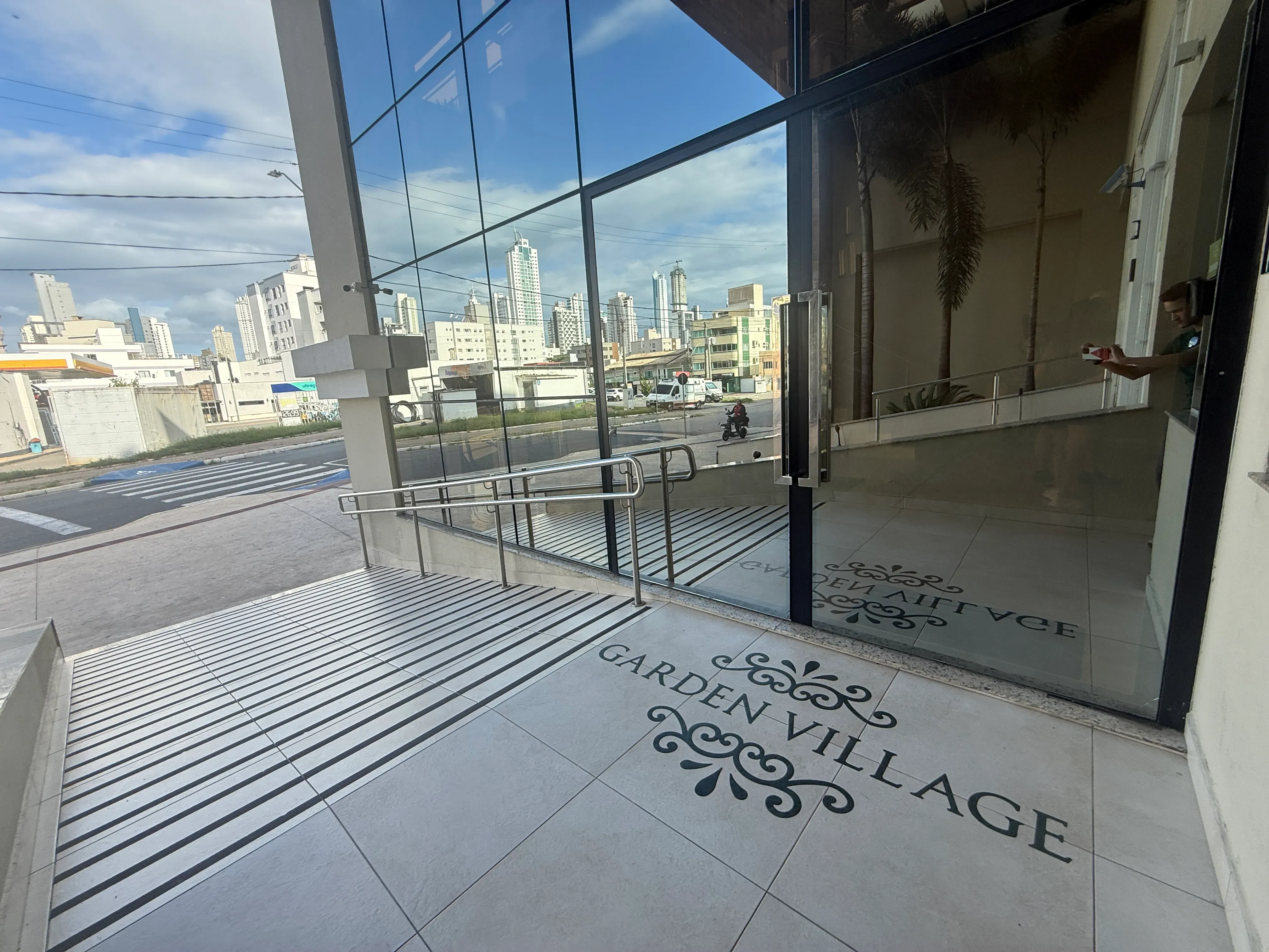 Apartamento com 2 dormitórios sendo 1 suíte e 1 vaga de garagem em Balneário Camboriú/SC