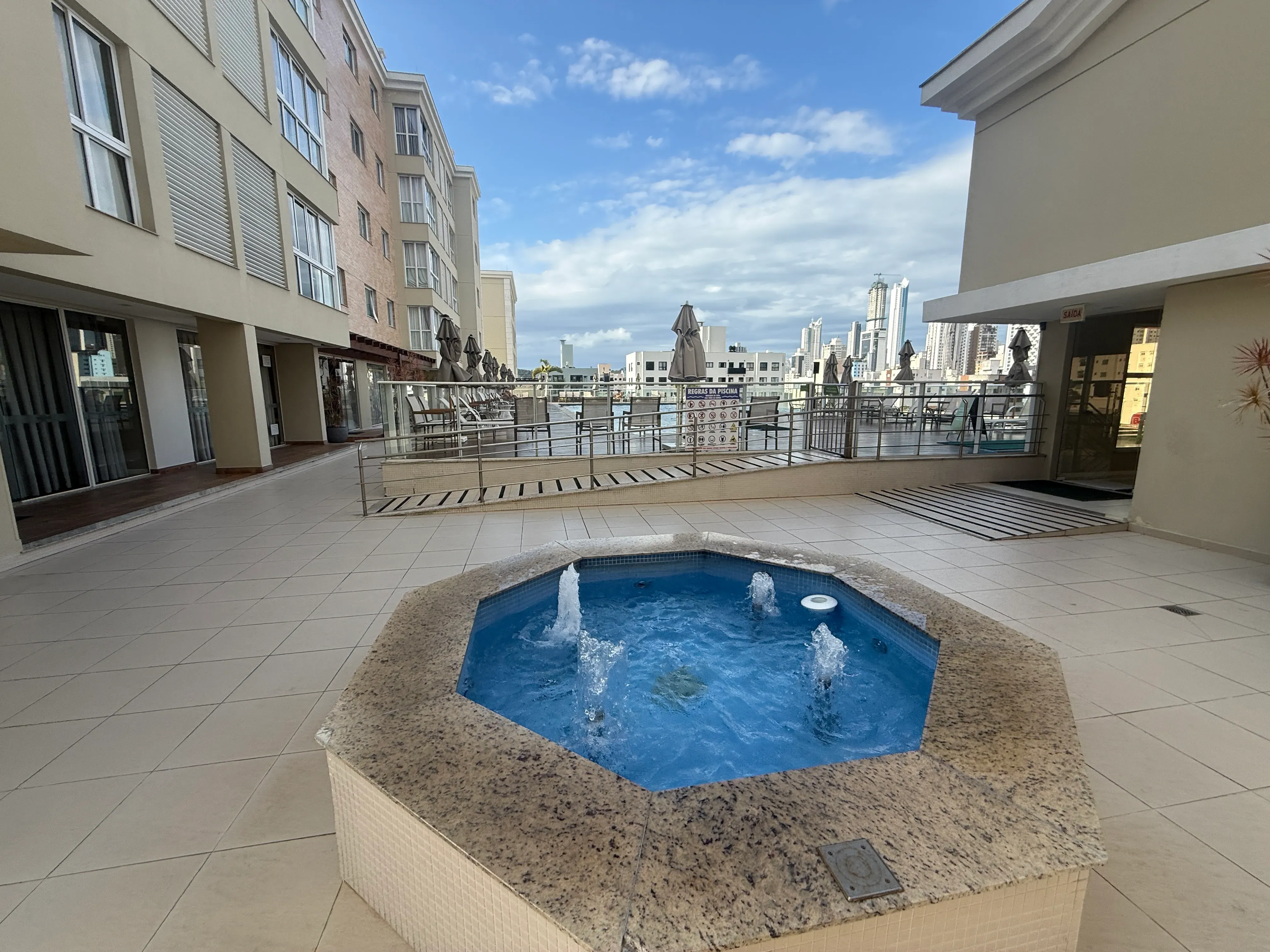 Apartamento com 2 dormitórios sendo 1 suíte e 1 vaga de garagem em Balneário Camboriú/SC