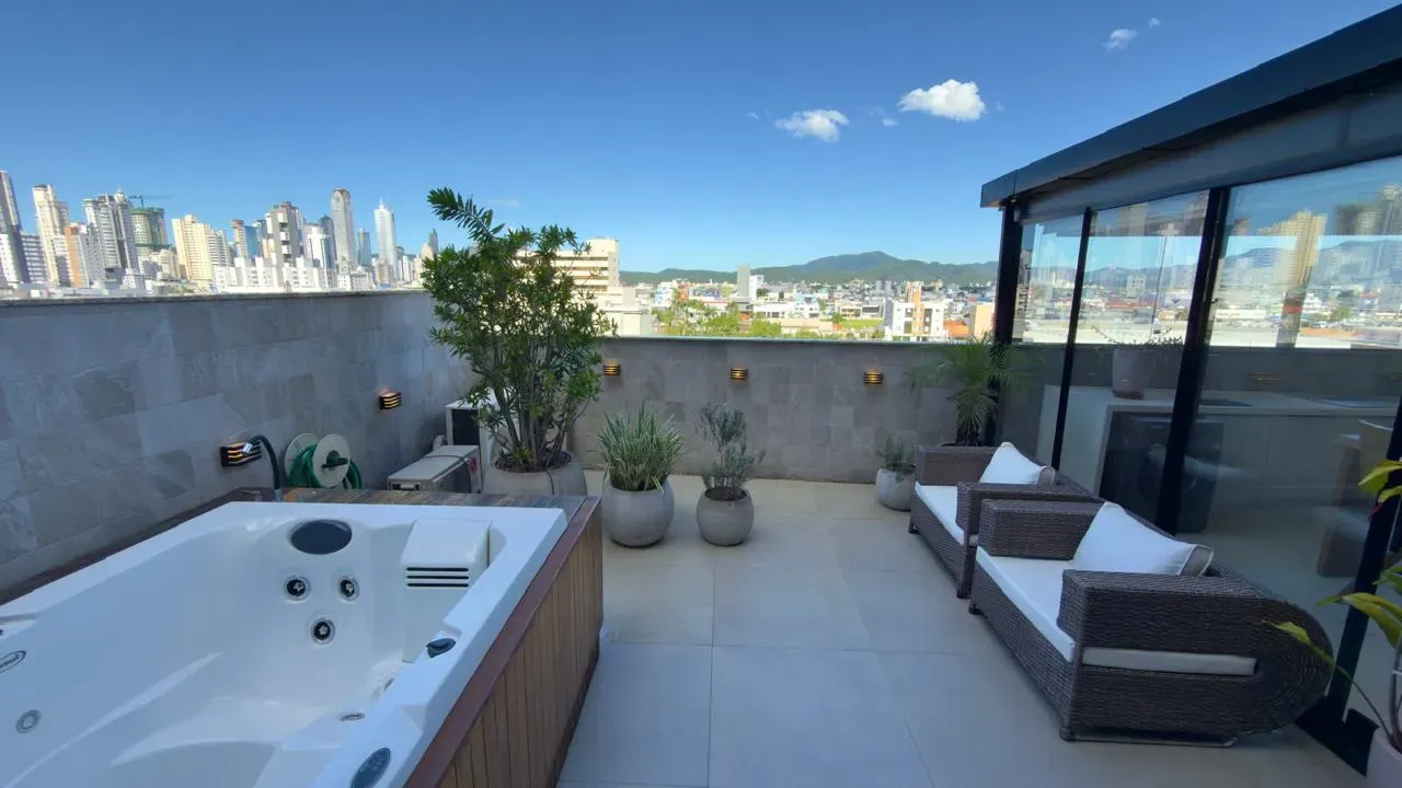 Apartamento com 2 dormitórios sendo 2 suítes e 2 vagas de garagem em Balneário Camboriú/SC