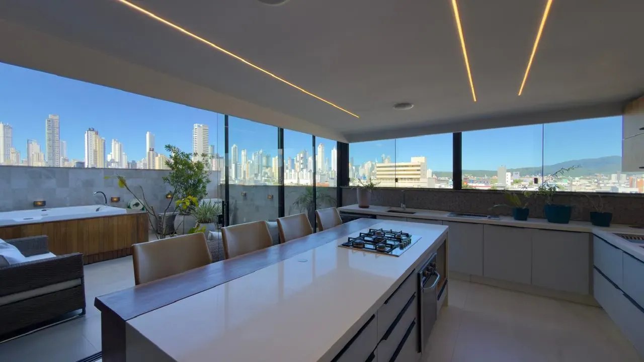 Apartamento com 2 dormitórios sendo 2 suítes e 2 vagas de garagem em Balneário Camboriú/SC