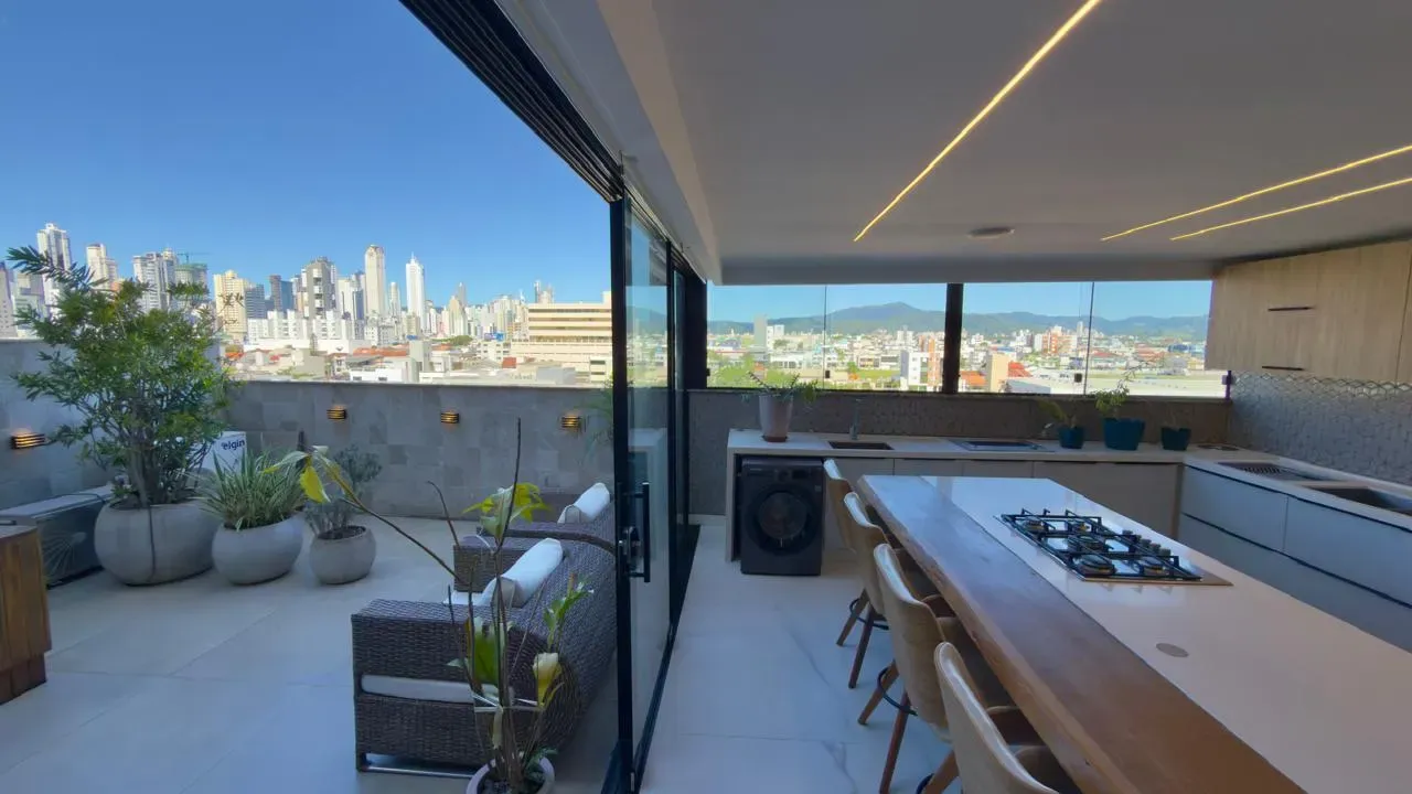 Apartamento com 2 dormitórios sendo 2 suítes e 2 vagas de garagem em Balneário Camboriú/SC