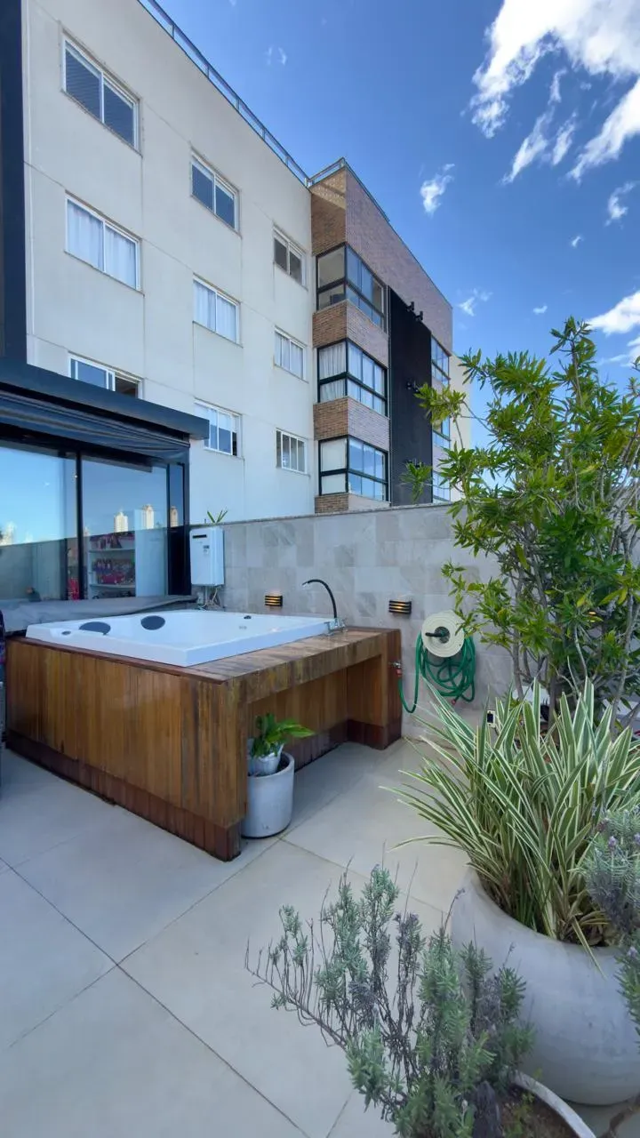 Apartamento com 2 dormitórios sendo 2 suítes e 2 vagas de garagem em Balneário Camboriú/SC