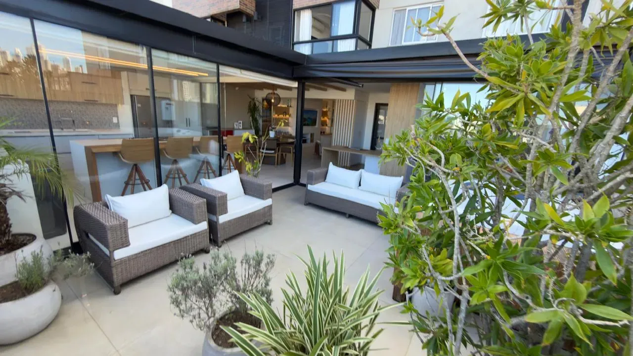 Apartamento com 2 dormitórios sendo 2 suítes e 2 vagas de garagem em Balneário Camboriú/SC