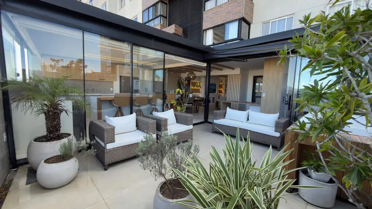 Apartamento com 2 dormitórios sendo 2 suítes e 2 vagas de garagem em Balneário Camboriú/SC