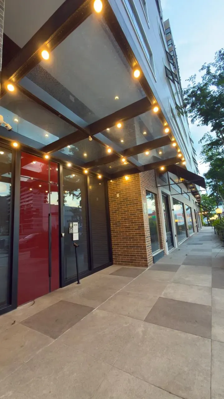 Apartamento com 2 dormitórios sendo 2 suítes e 2 vagas de garagem em Balneário Camboriú/SC