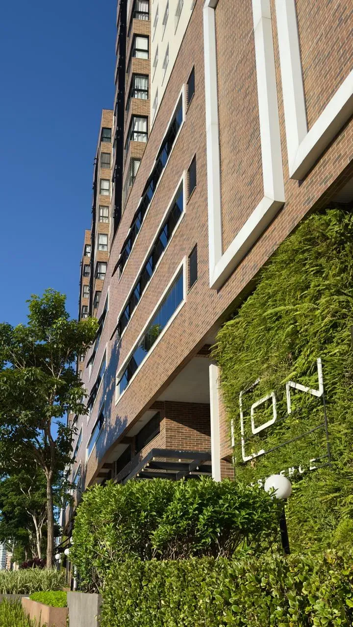 Apartamento com 2 dormitórios sendo 2 suítes e 2 vagas de garagem em Balneário Camboriú/SC