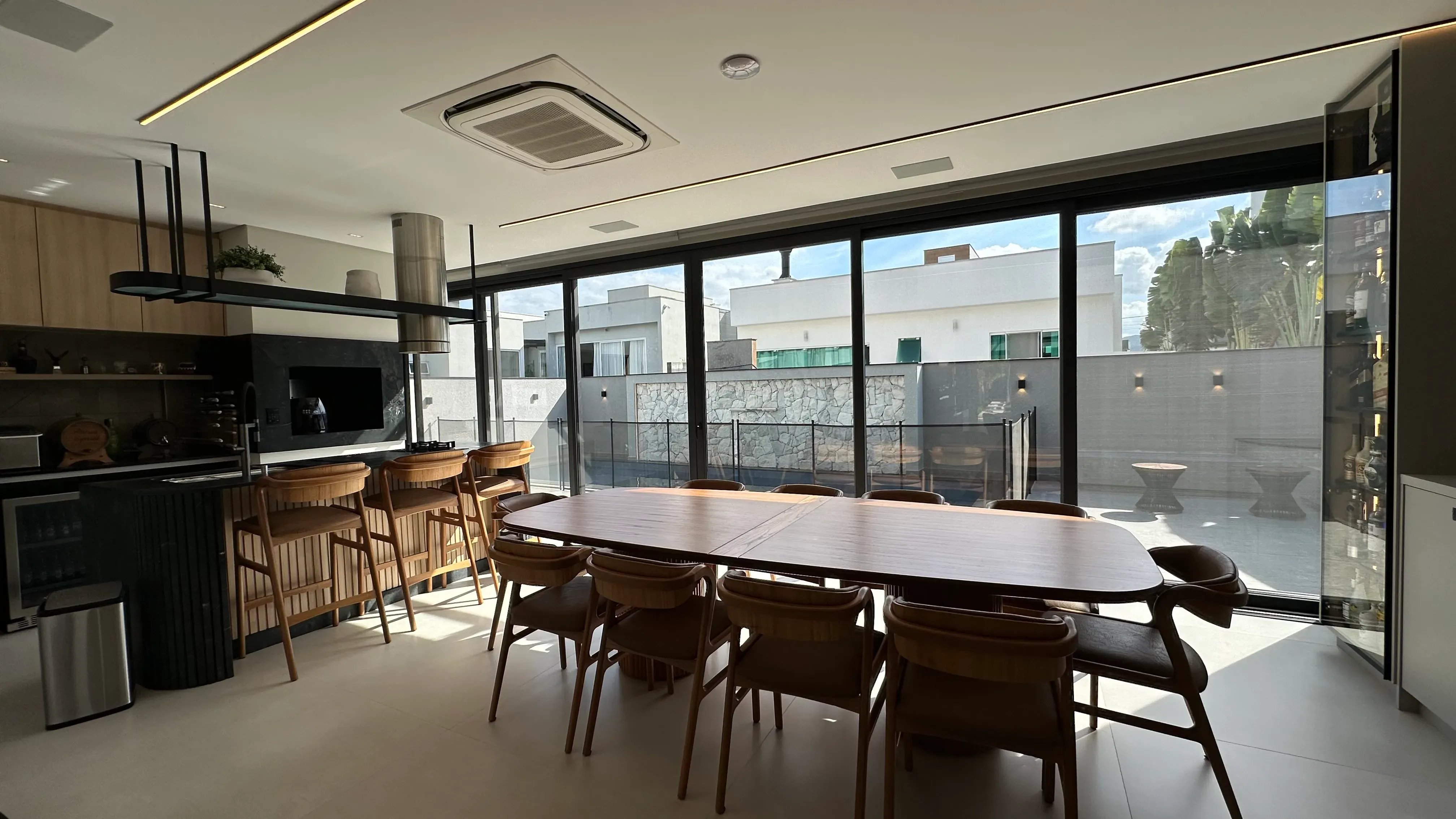 Casa com 4 dormitórios sendo 4 suítes e 4 vagas de garagem em Camboriú/SC