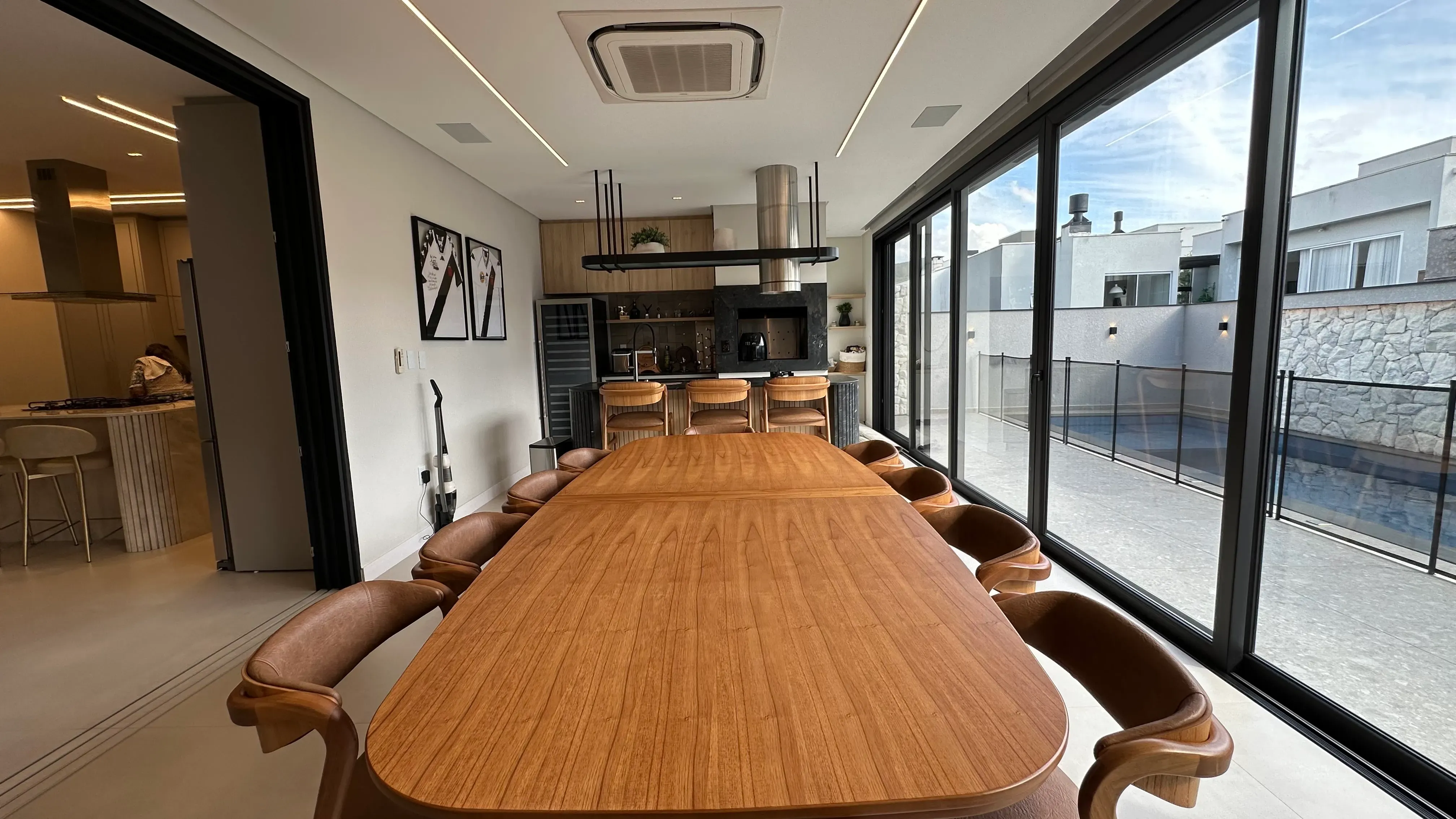 Casa com 4 dormitórios sendo 4 suítes e 4 vagas de garagem em Camboriú/SC