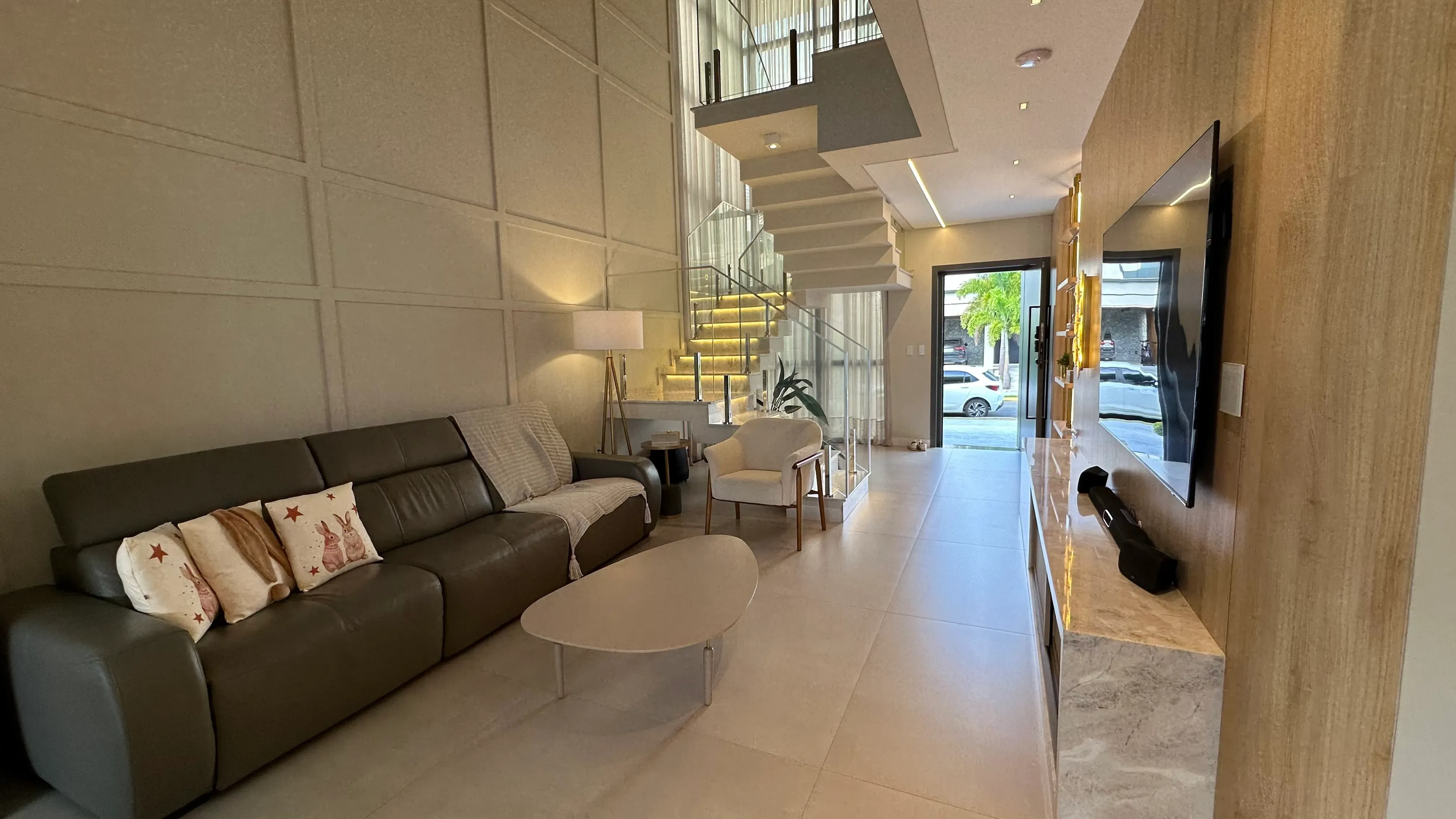 Casa com 4 dormitórios sendo 4 suítes e 4 vagas de garagem em Camboriú/SC