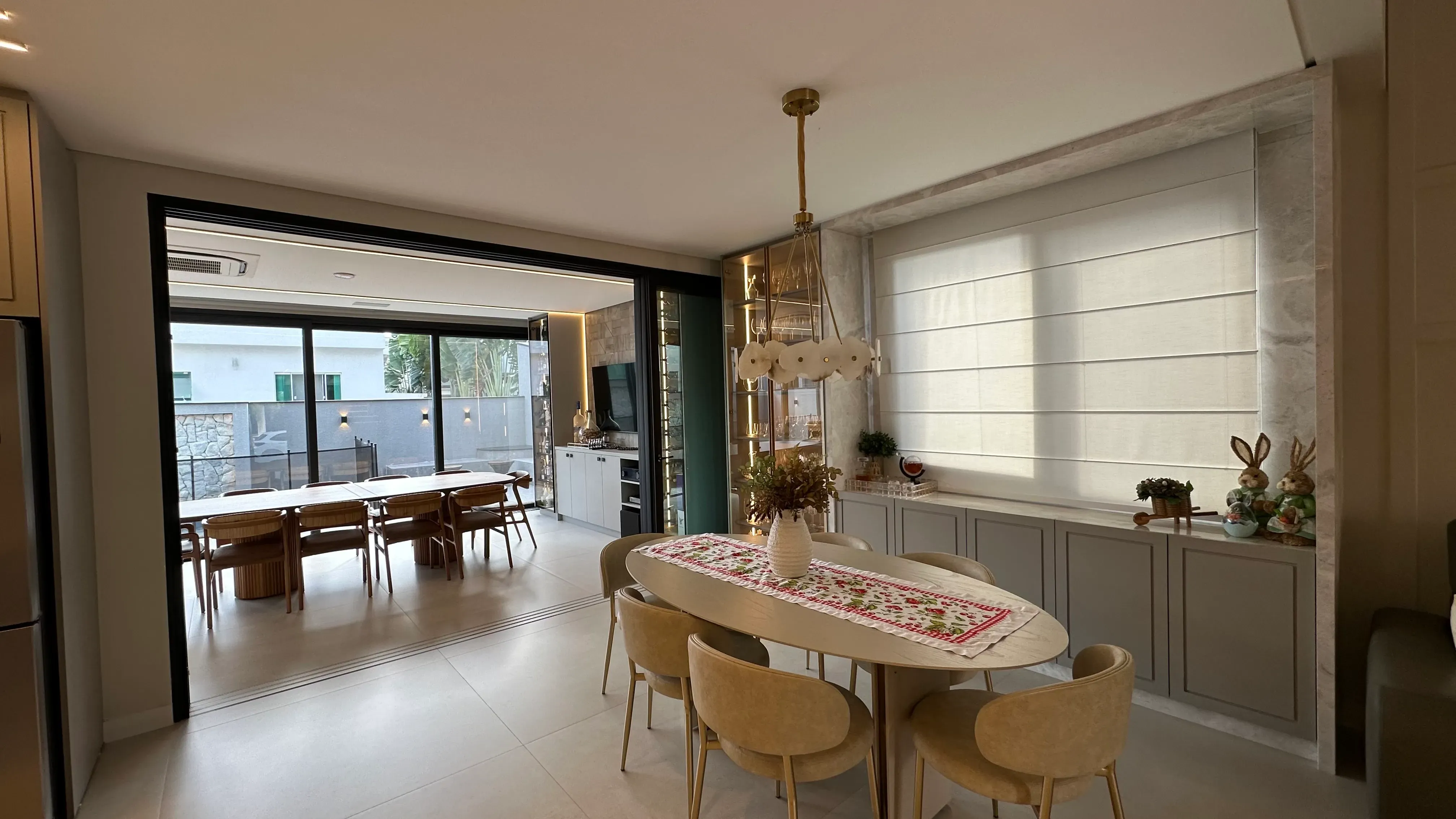 Casa com 4 dormitórios sendo 4 suítes e 4 vagas de garagem em Camboriú/SC