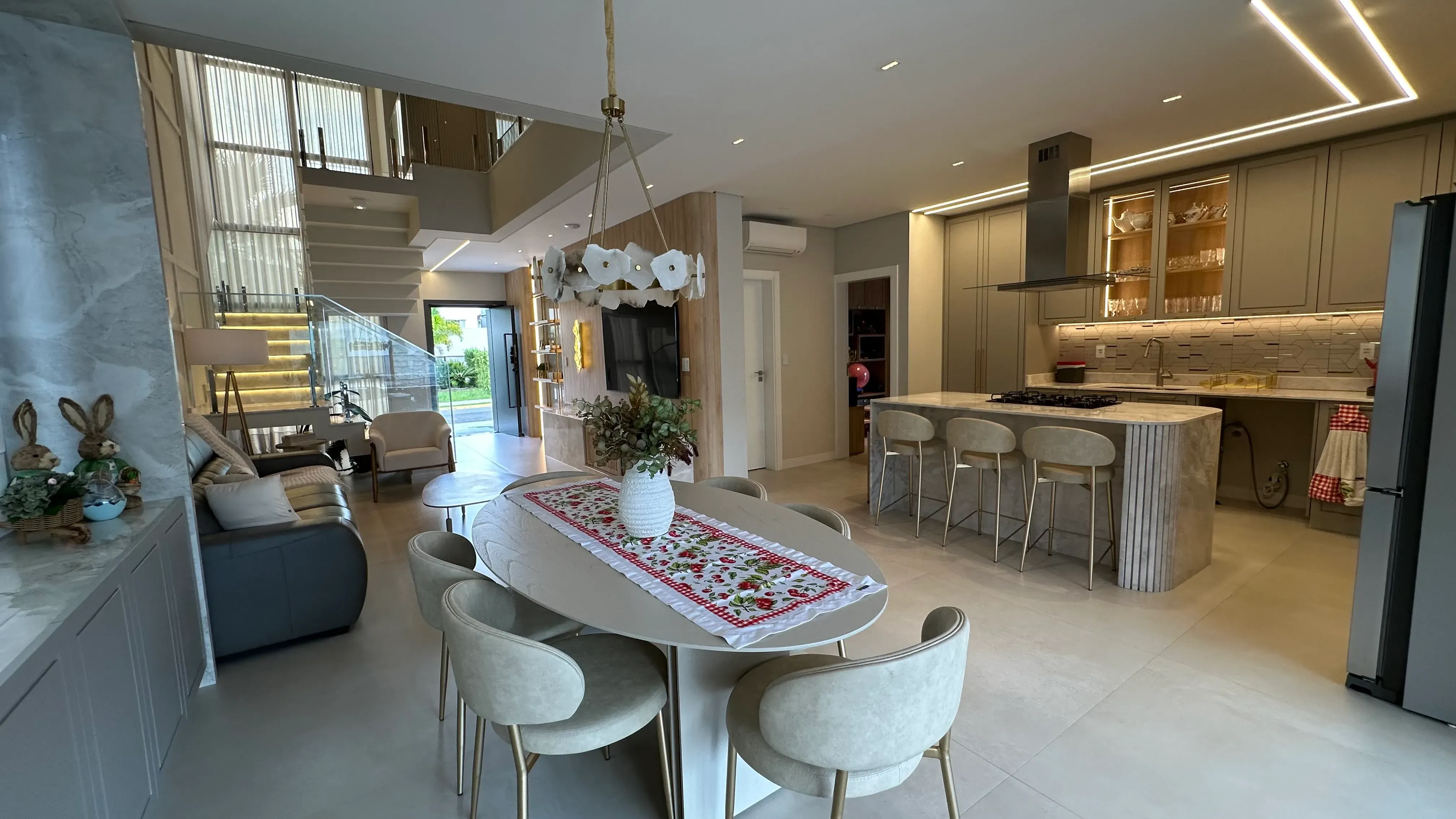 Casa com 4 dormitórios sendo 4 suítes e 4 vagas de garagem em Camboriú/SC