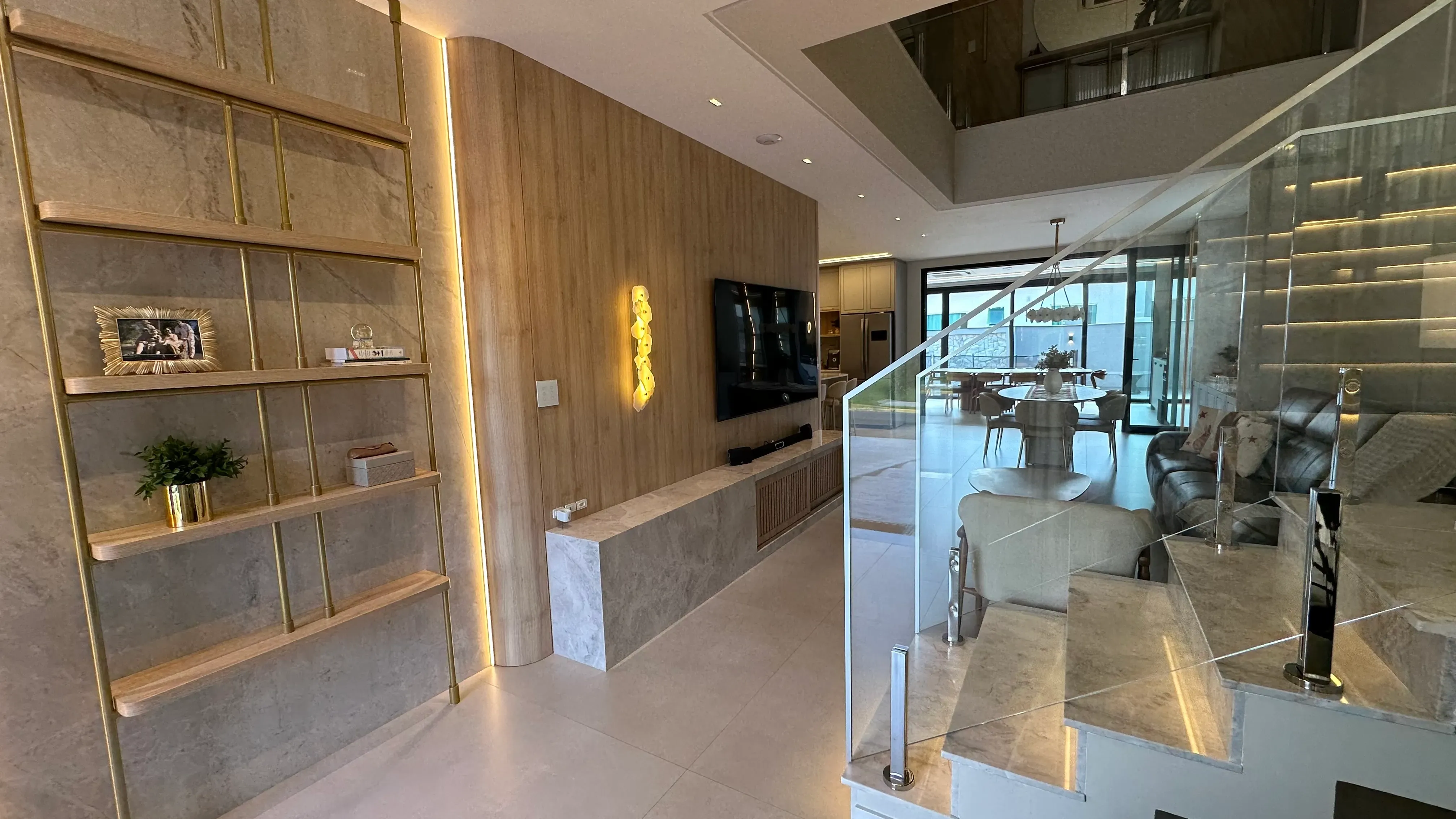 Casa com 4 dormitórios sendo 4 suítes e 4 vagas de garagem em Camboriú/SC