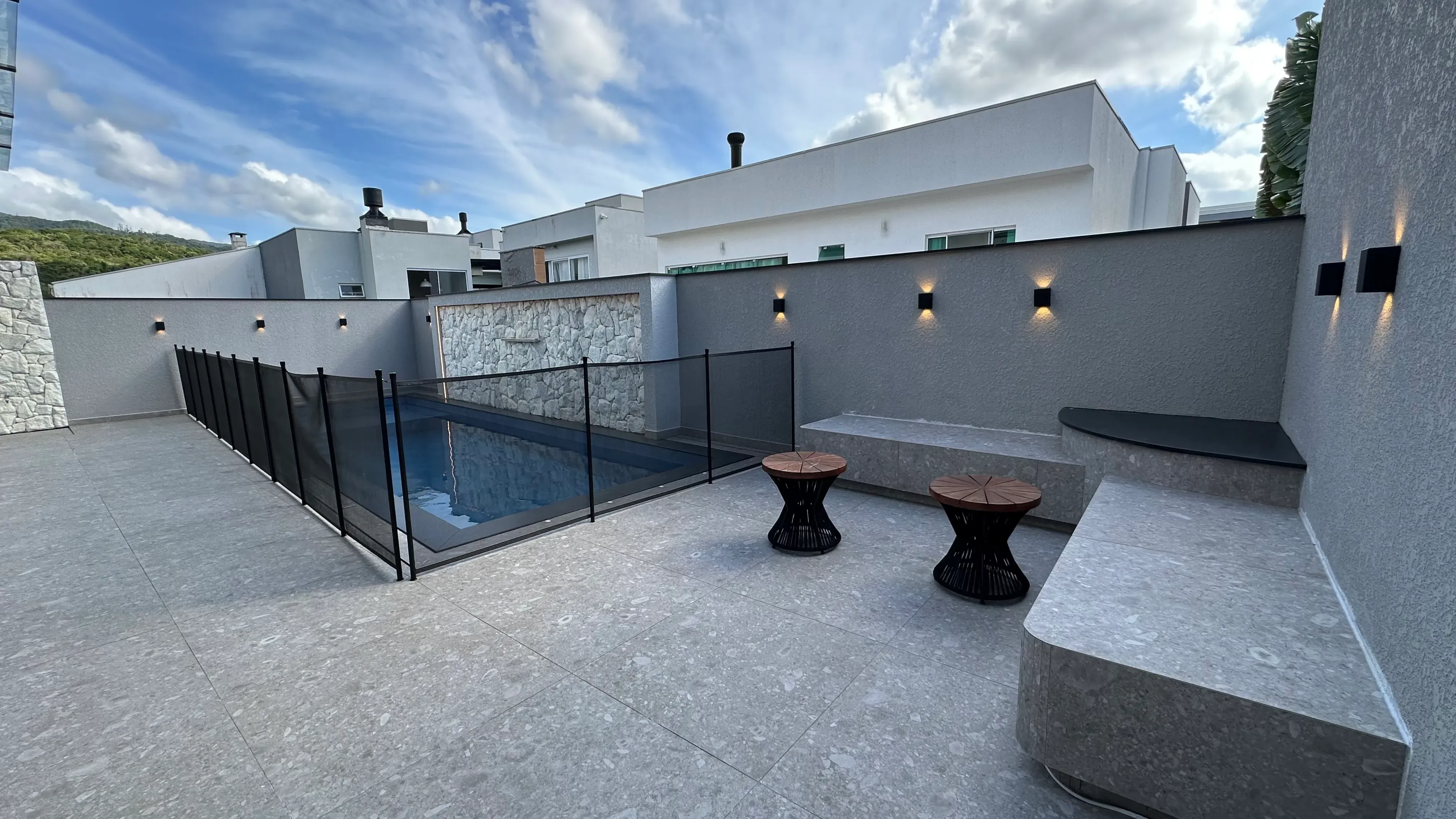 Casa com 4 dormitórios sendo 4 suítes e 4 vagas de garagem em Camboriú/SC