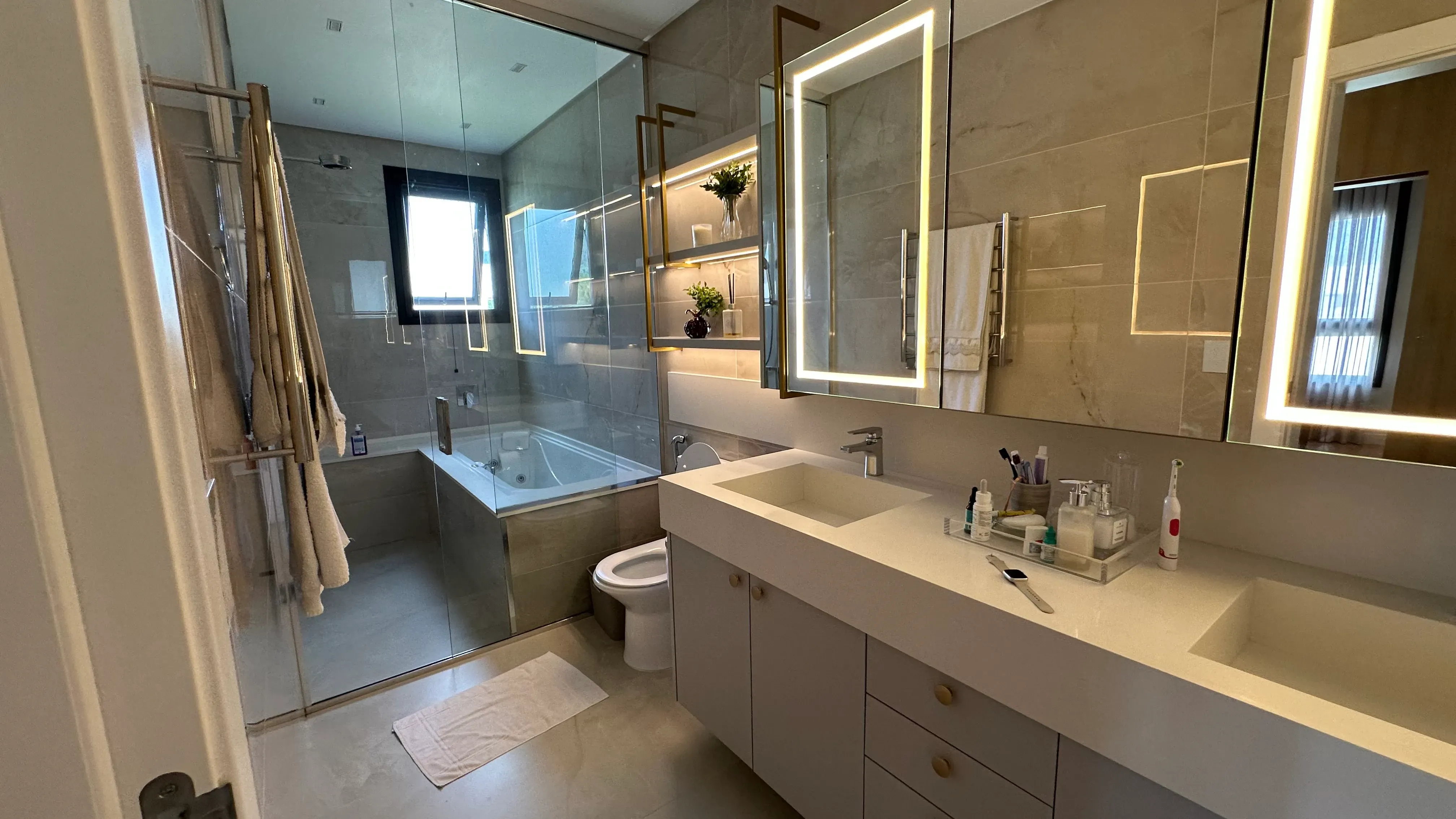 Casa com 4 dormitórios sendo 4 suítes e 4 vagas de garagem em Camboriú/SC