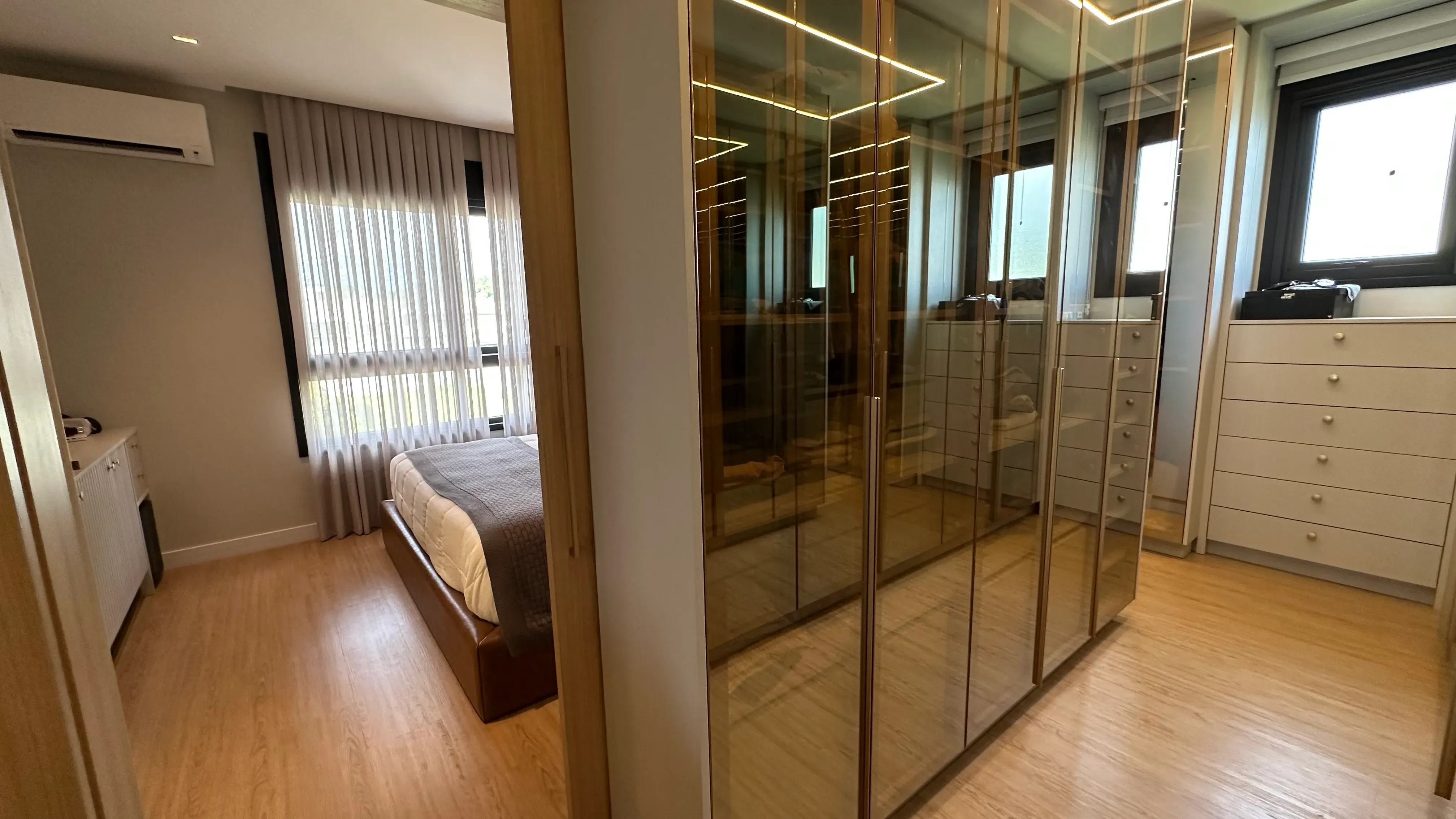 Casa com 4 dormitórios sendo 4 suítes e 4 vagas de garagem em Camboriú/SC