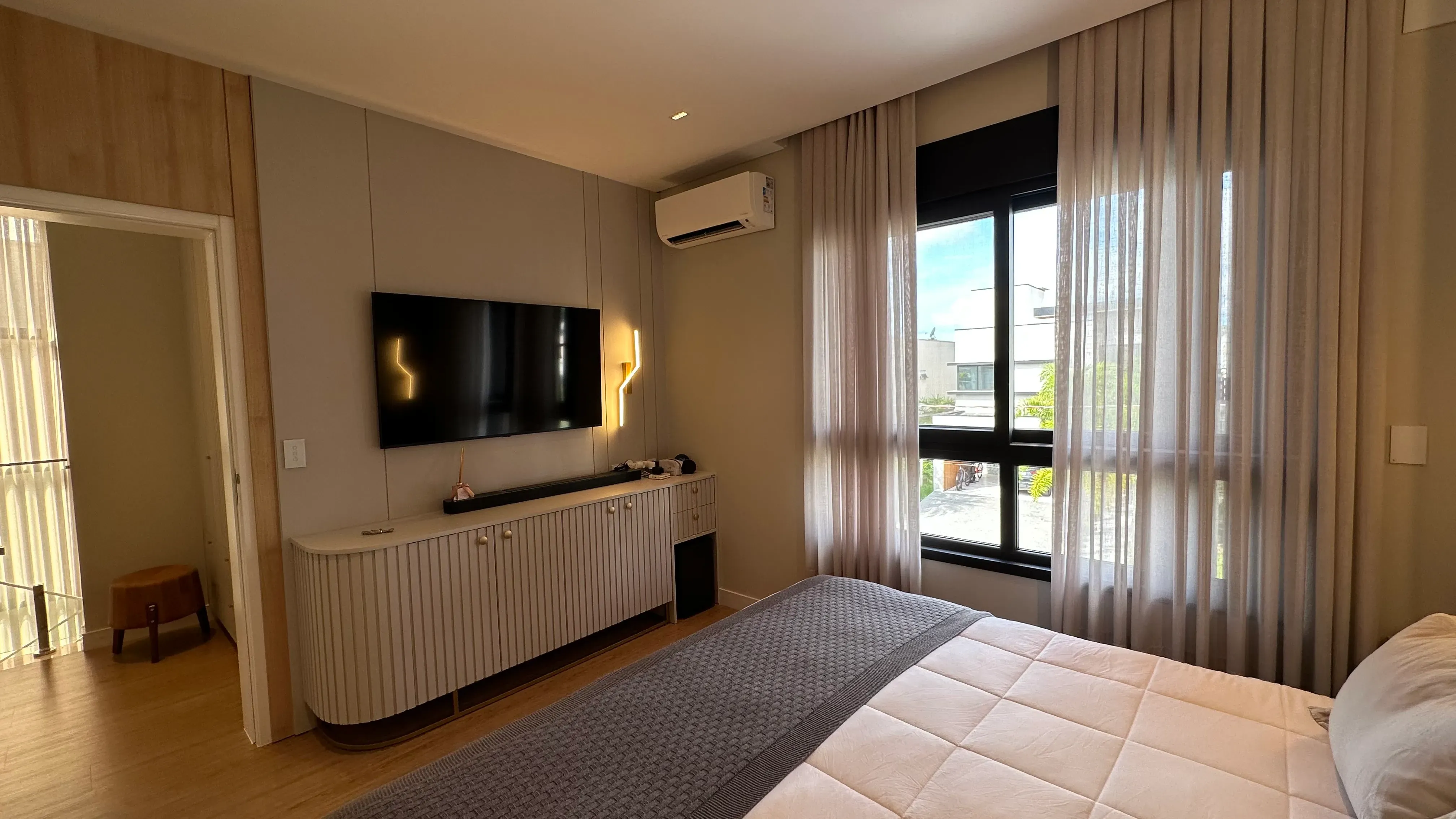 Casa com 4 dormitórios sendo 4 suítes e 4 vagas de garagem em Camboriú/SC