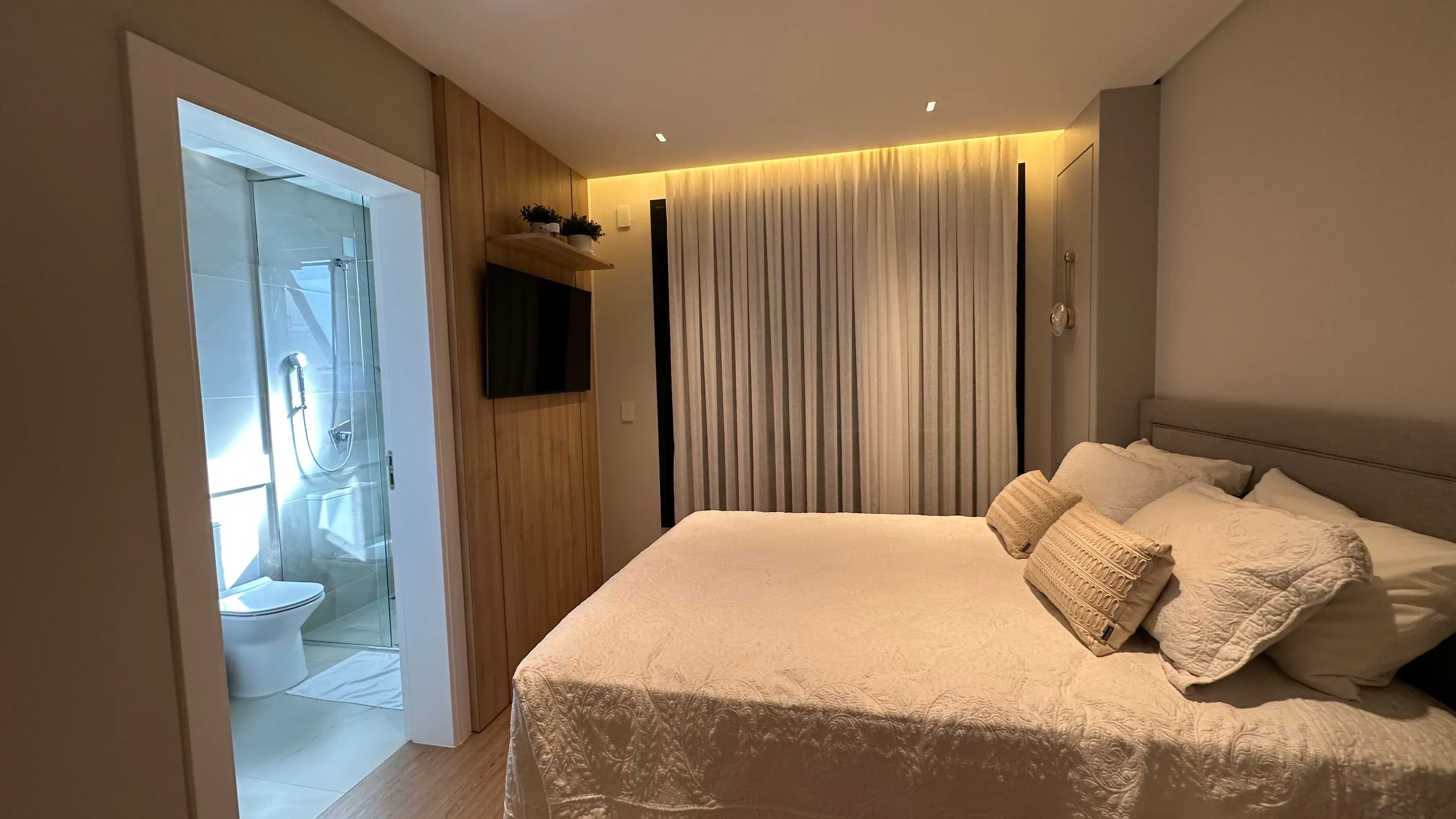 Casa com 4 dormitórios sendo 4 suítes e 4 vagas de garagem em Camboriú/SC