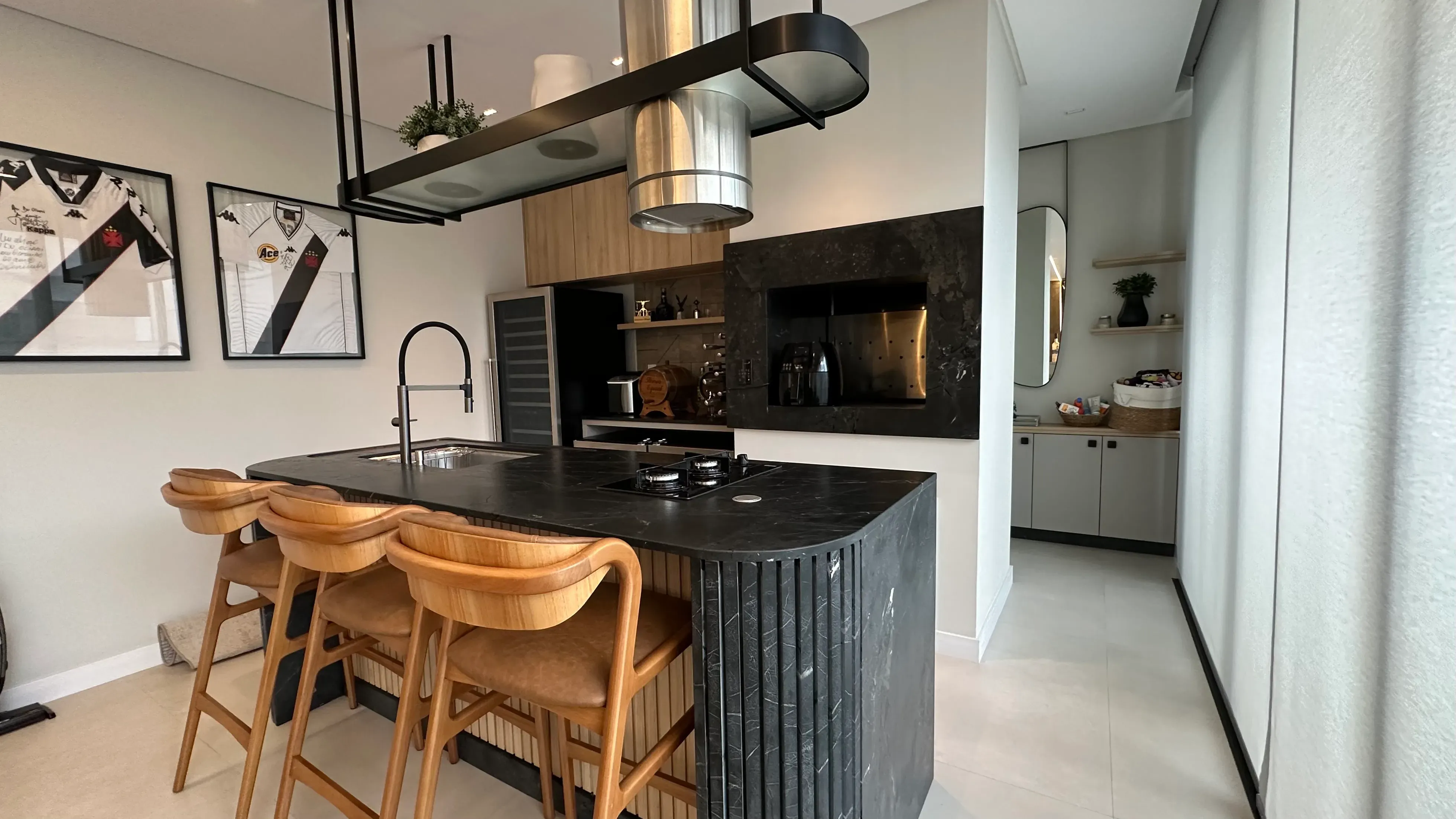 Casa com 4 dormitórios sendo 4 suítes e 4 vagas de garagem em Camboriú/SC