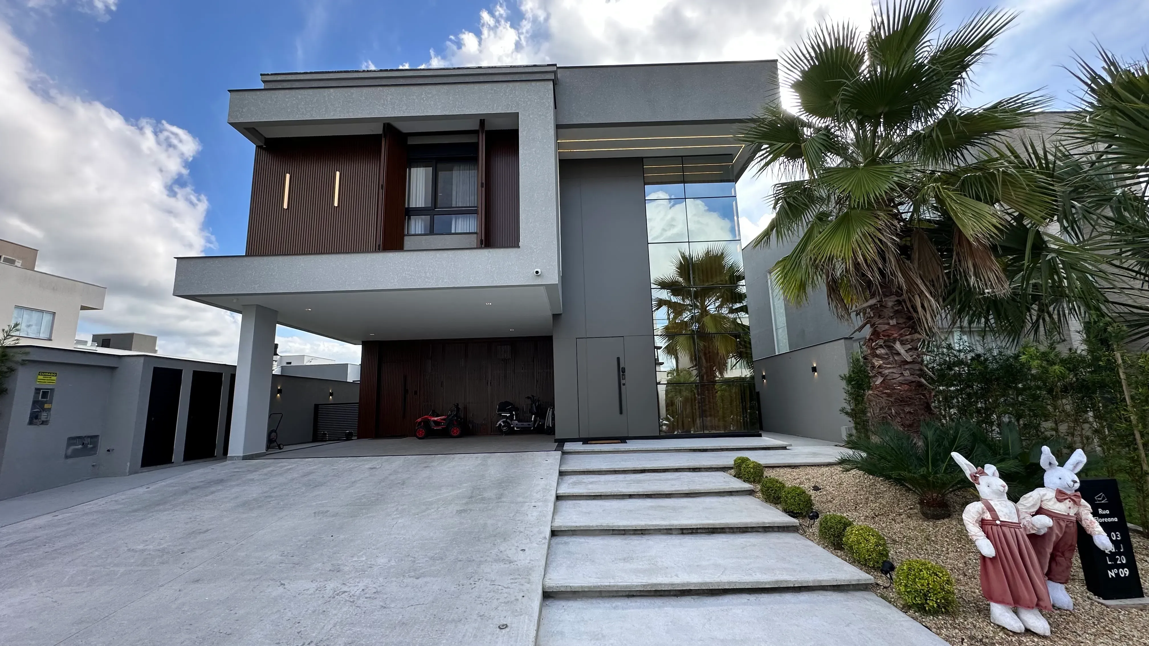 Casa com 4 dormitórios sendo 4 suítes e 4 vagas de garagem em Camboriú/SC