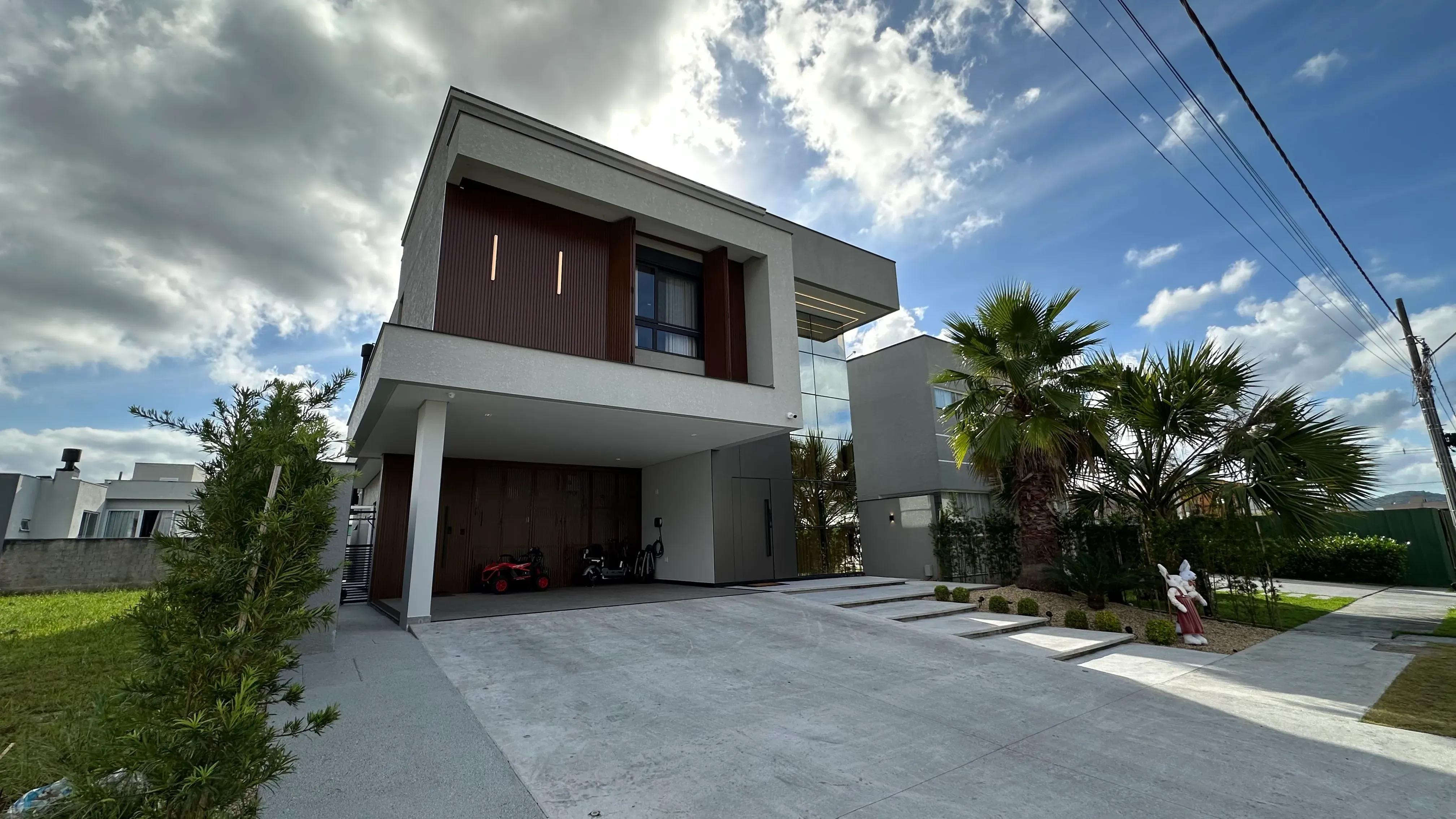 Casa com 4 dormitórios sendo 4 suítes e 4 vagas de garagem em Camboriú/SC