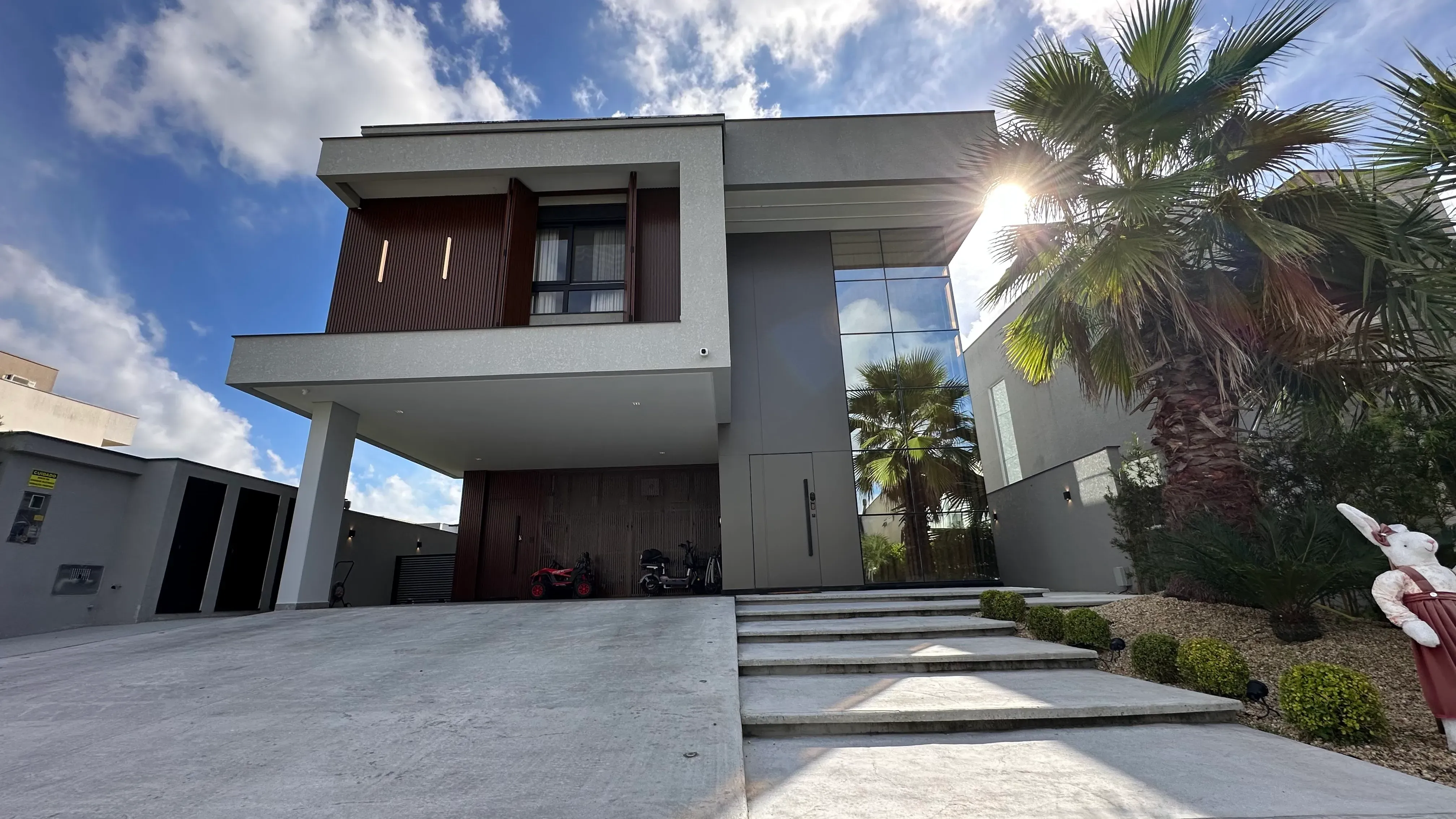 Casa com 4 dormitórios sendo 4 suítes e 4 vagas de garagem em Camboriú/SC