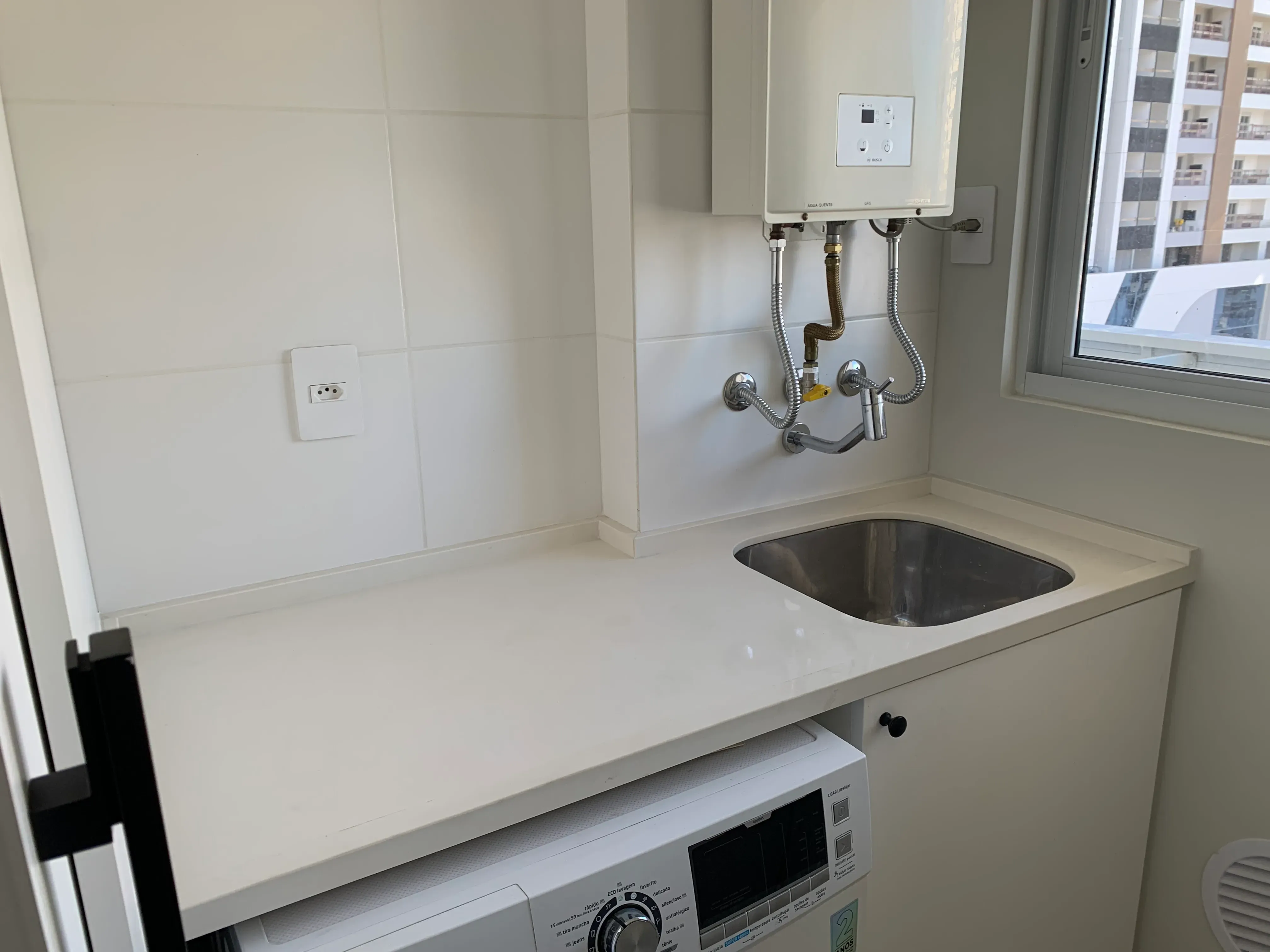Apartamento com 2 dormitórios sendo 1 suíte e 1 vaga de garagem em São José/SC