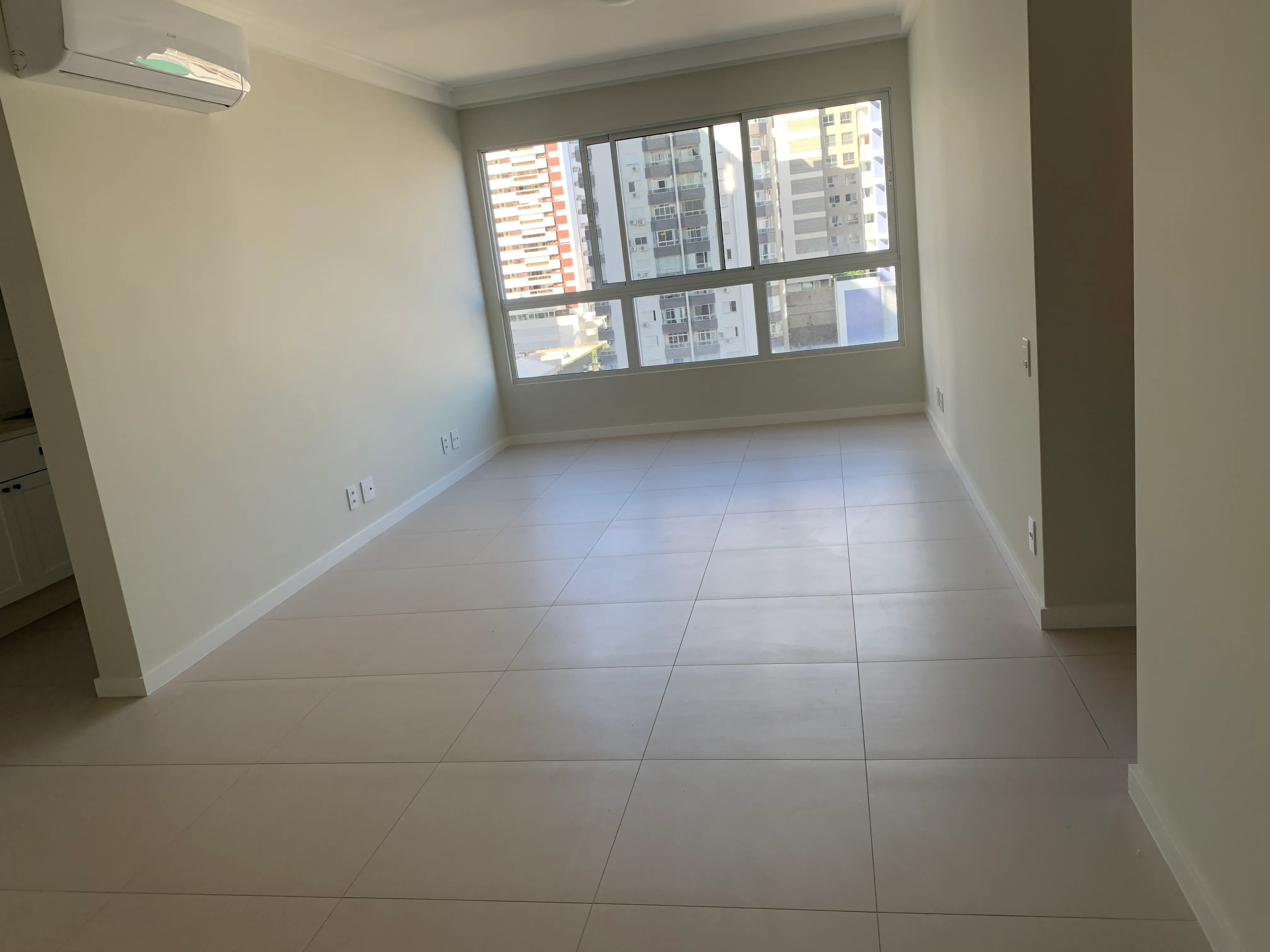 Apartamento com 2 dormitórios sendo 1 suíte e 1 vaga de garagem em São José/SC