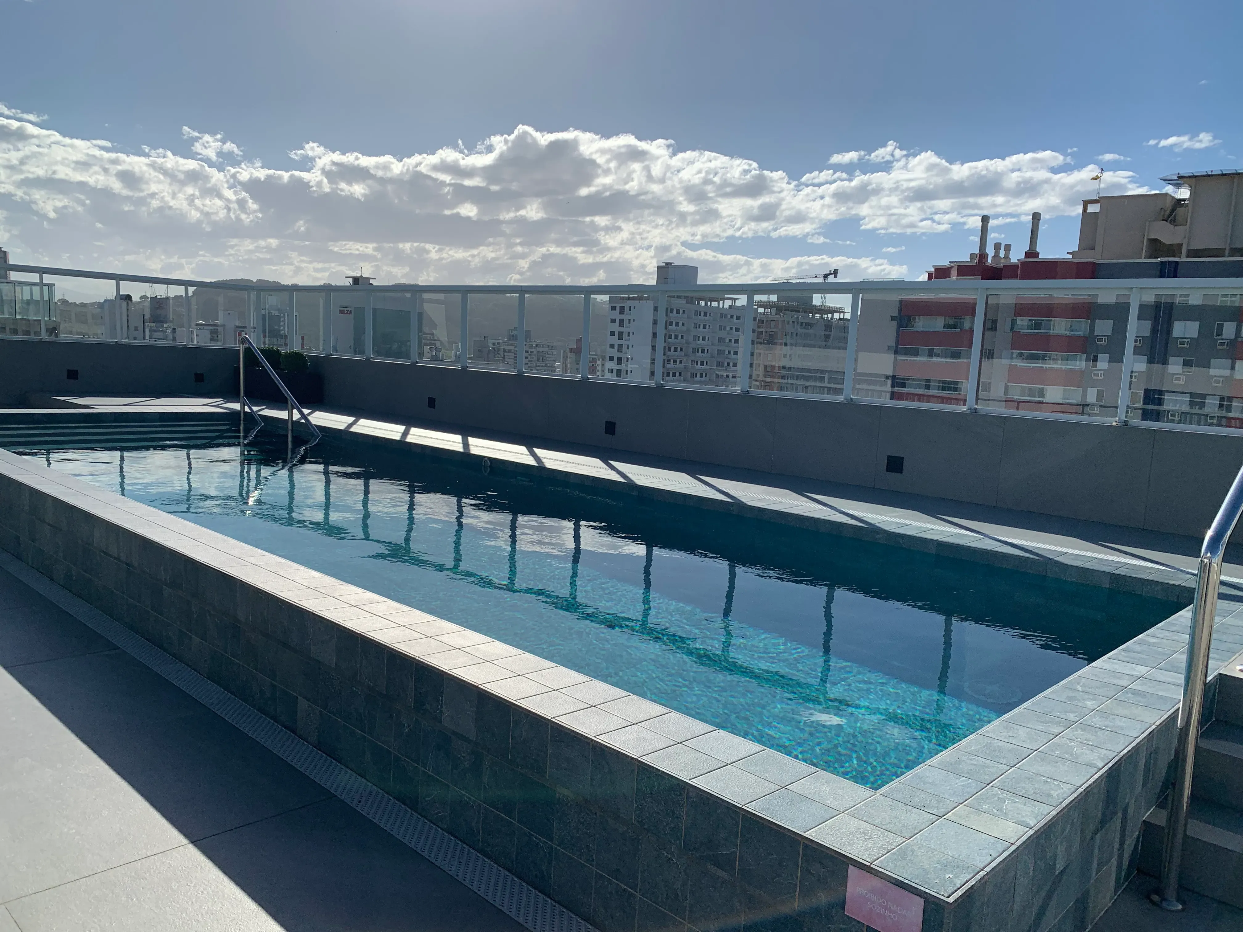 Apartamento com 2 dormitórios sendo 1 suíte e 1 vaga de garagem em São José/SC