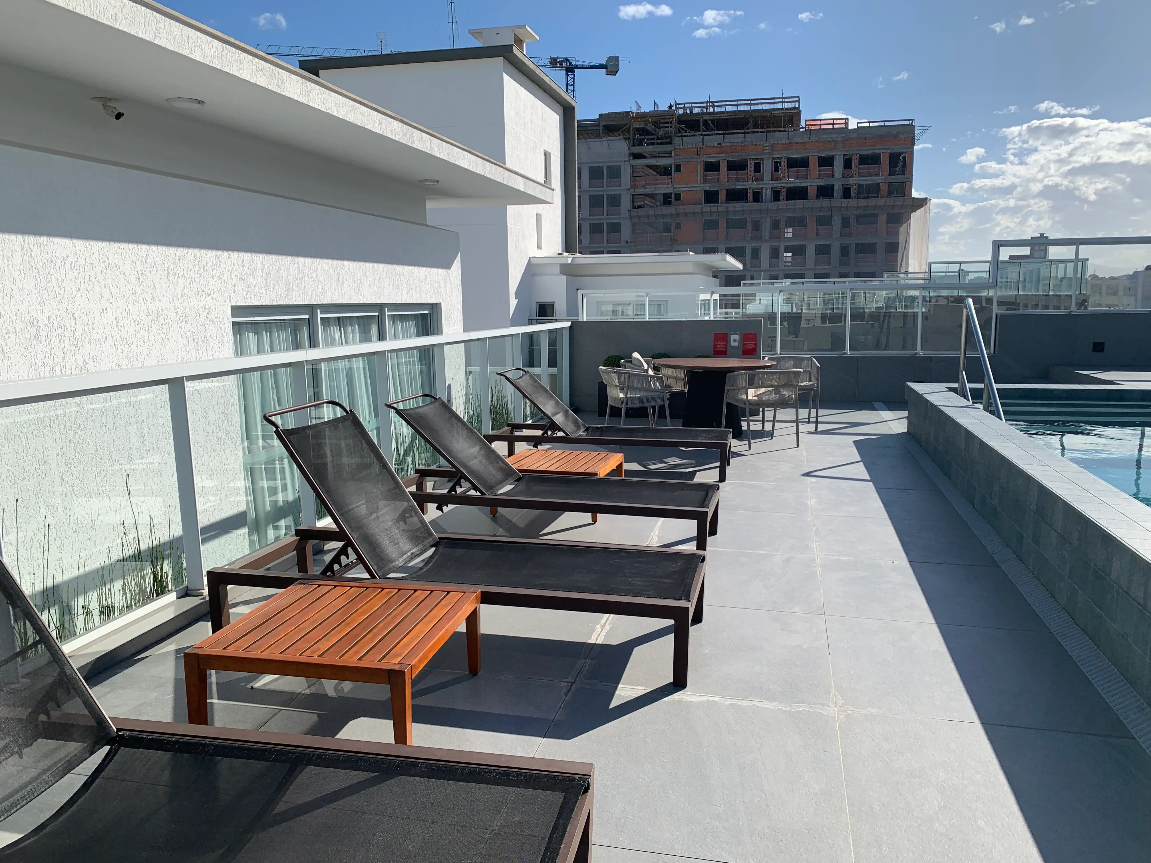 Apartamento com 2 dormitórios sendo 1 suíte e 1 vaga de garagem em São José/SC