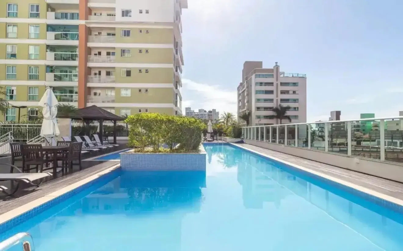 Apartamento com 1 dormitório sendo 1 suíte e 1 vaga de garagem em Itajaí/SC