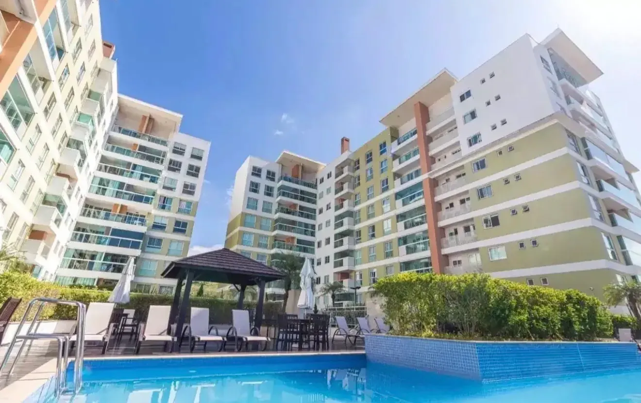 Apartamento com 1 dormitório sendo 1 suíte e 1 vaga de garagem em Itajaí/SC