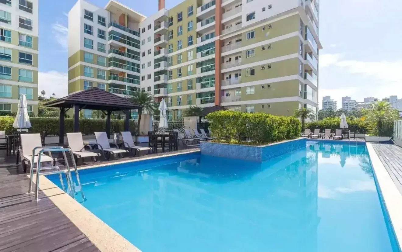 Apartamento com 1 dormitório sendo 1 suíte e 1 vaga de garagem em Itajaí/SC