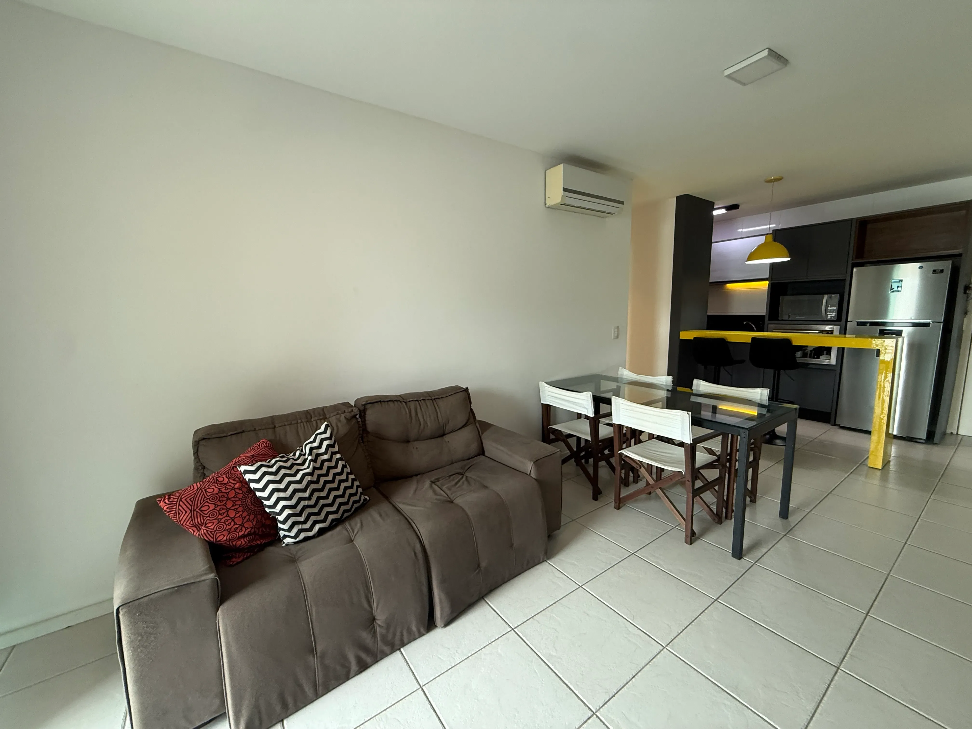 Apartamento com 1 dormitório sendo 1 suíte e 1 vaga de garagem em Itajaí/SC