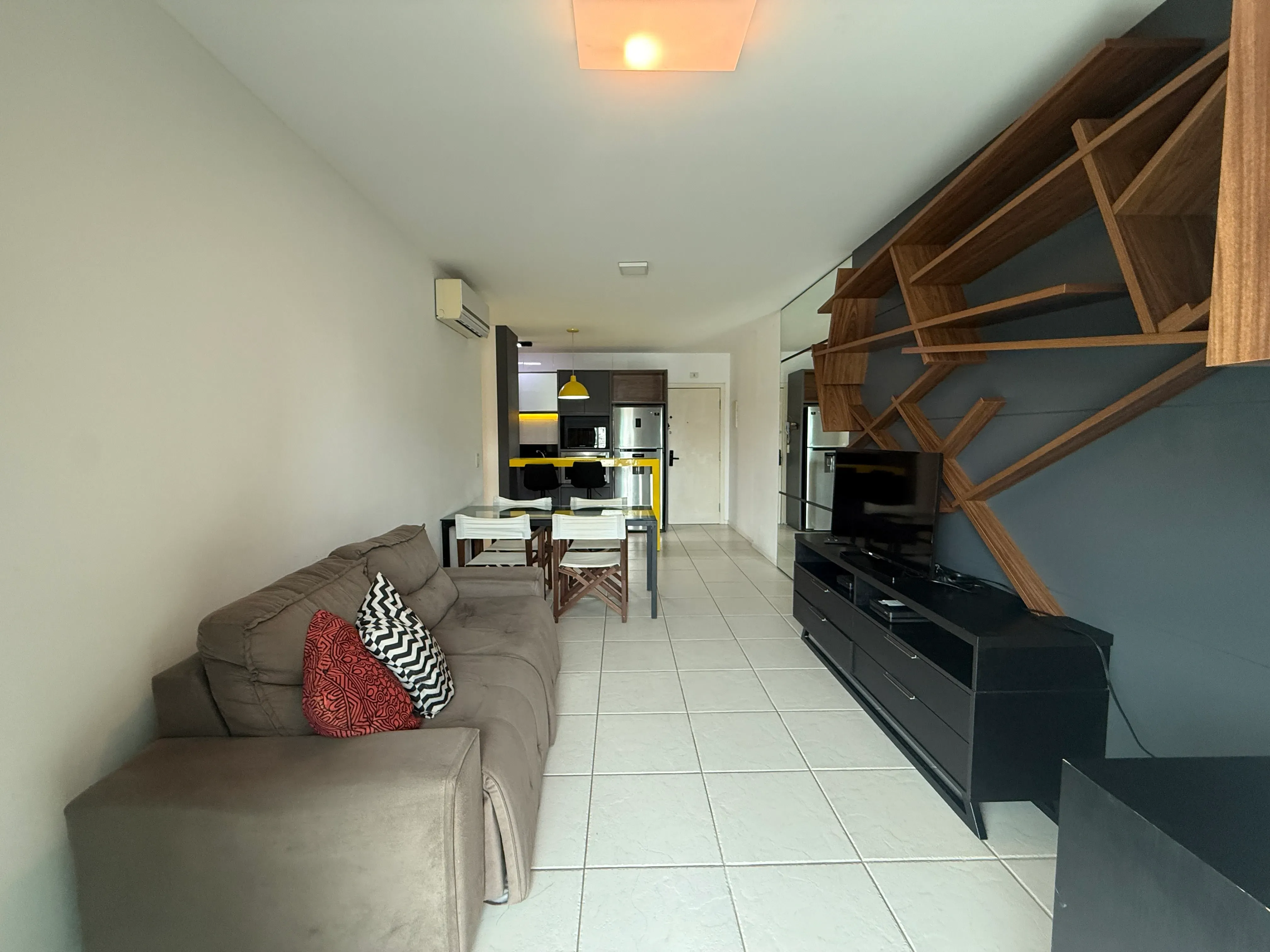 Apartamento com 1 dormitório sendo 1 suíte e 1 vaga de garagem em Itajaí/SC