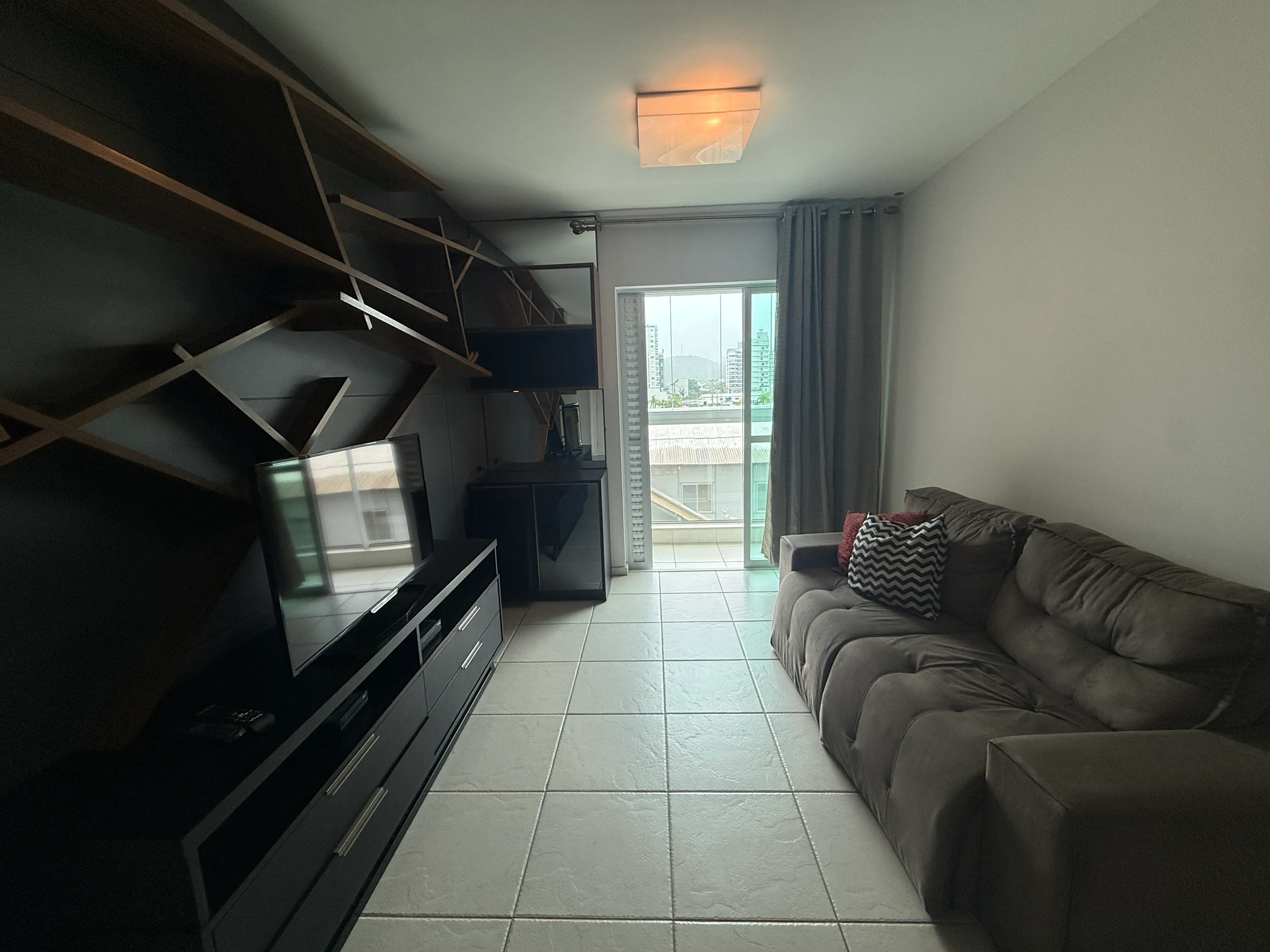 Apartamento com 1 dormitório sendo 1 suíte e 1 vaga de garagem em Itajaí/SC
