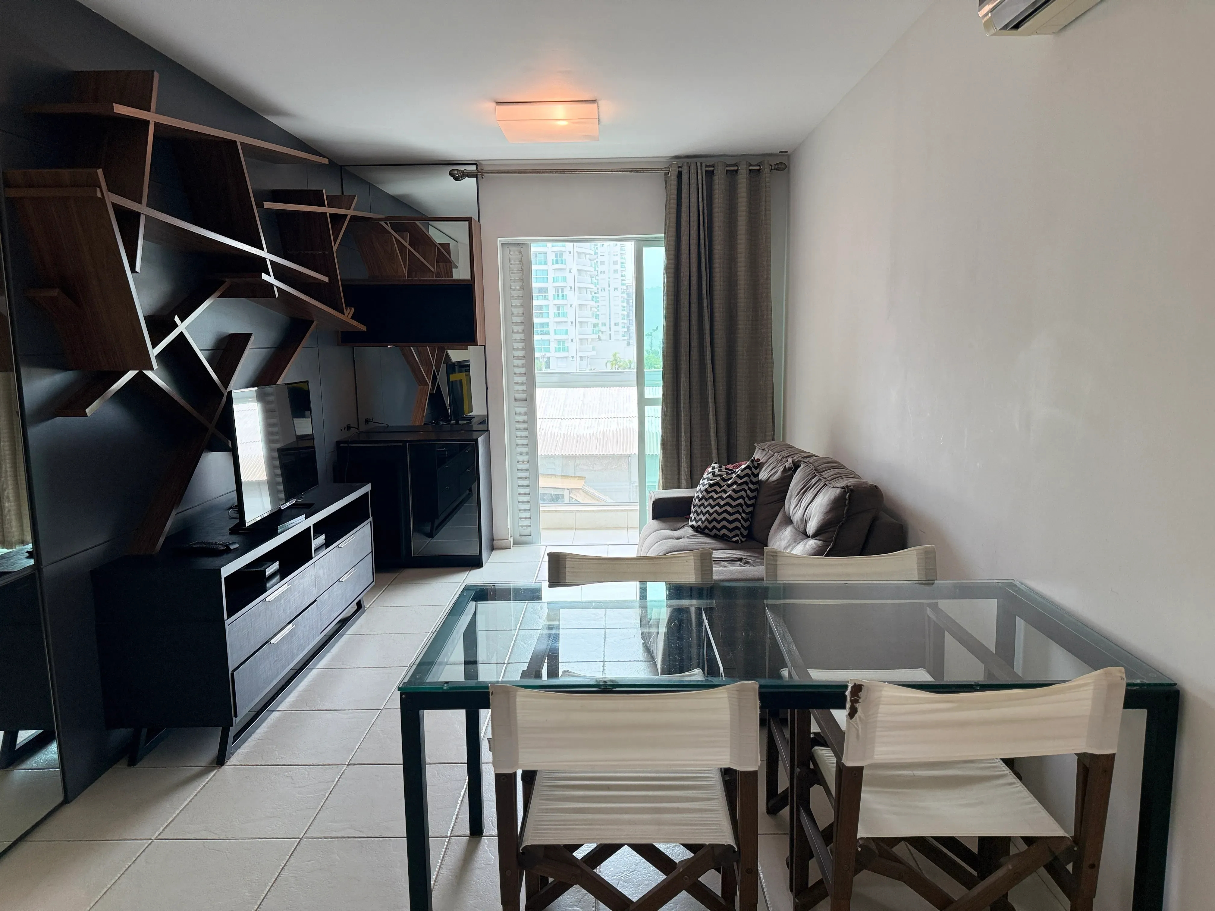 Apartamento com 1 dormitório sendo 1 suíte e 1 vaga de garagem em Itajaí/SC