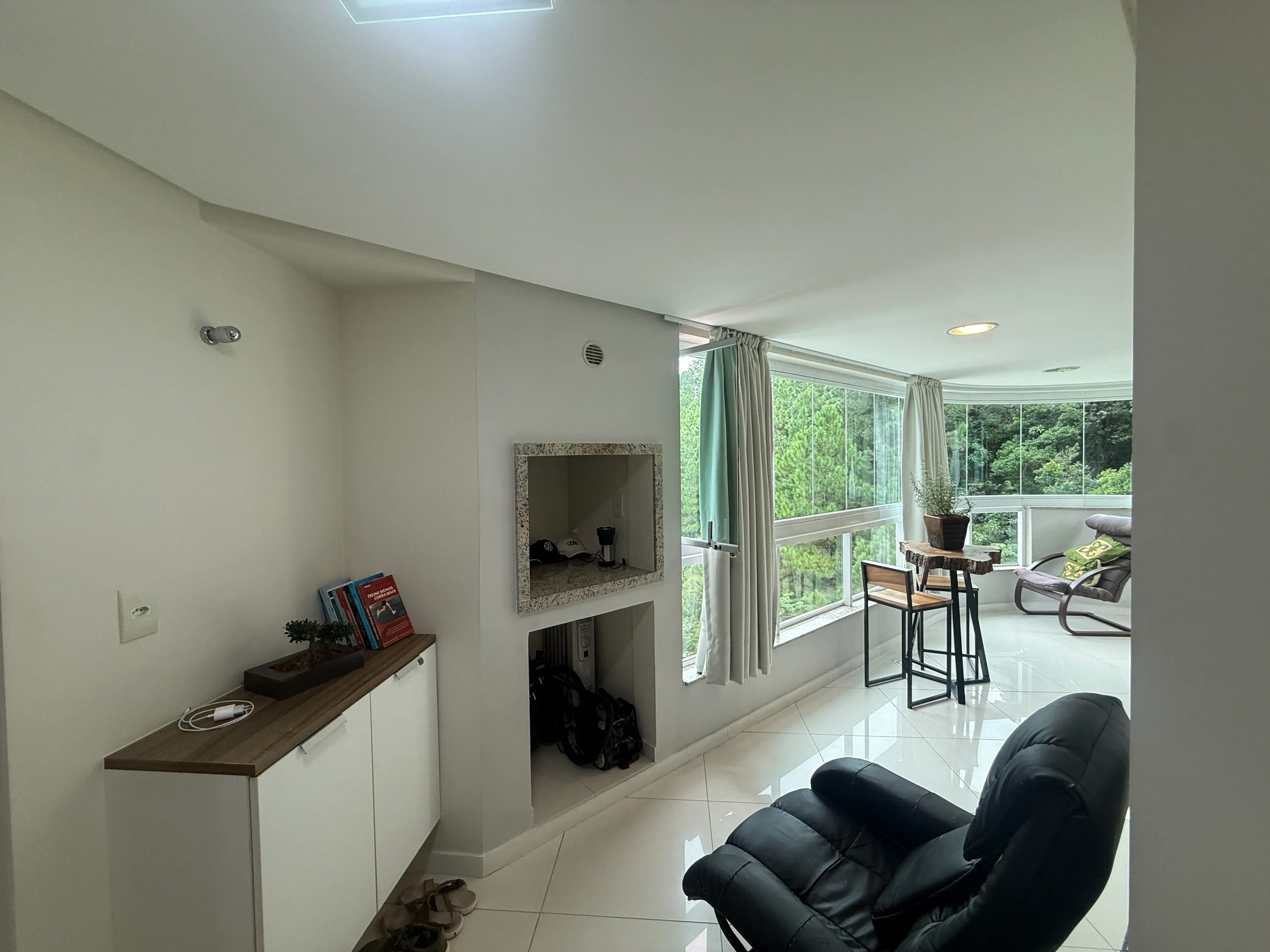 Apartamento com 2 dormitórios sendo 1 suíte e 1 vaga de garagem em Balneário Camboriú/SC