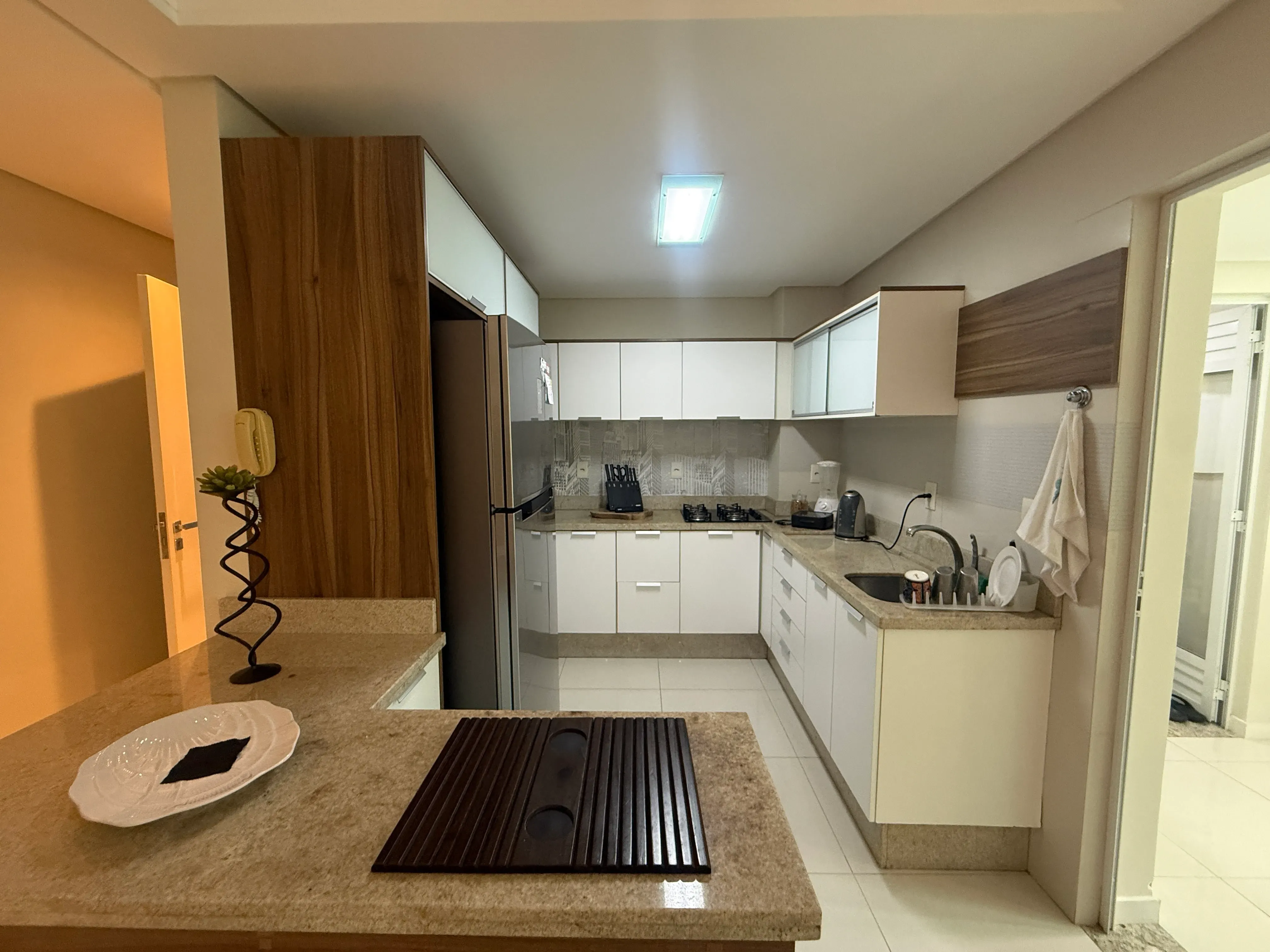 Apartamento com 2 dormitórios sendo 1 suíte e 1 vaga de garagem em Balneário Camboriú/SC